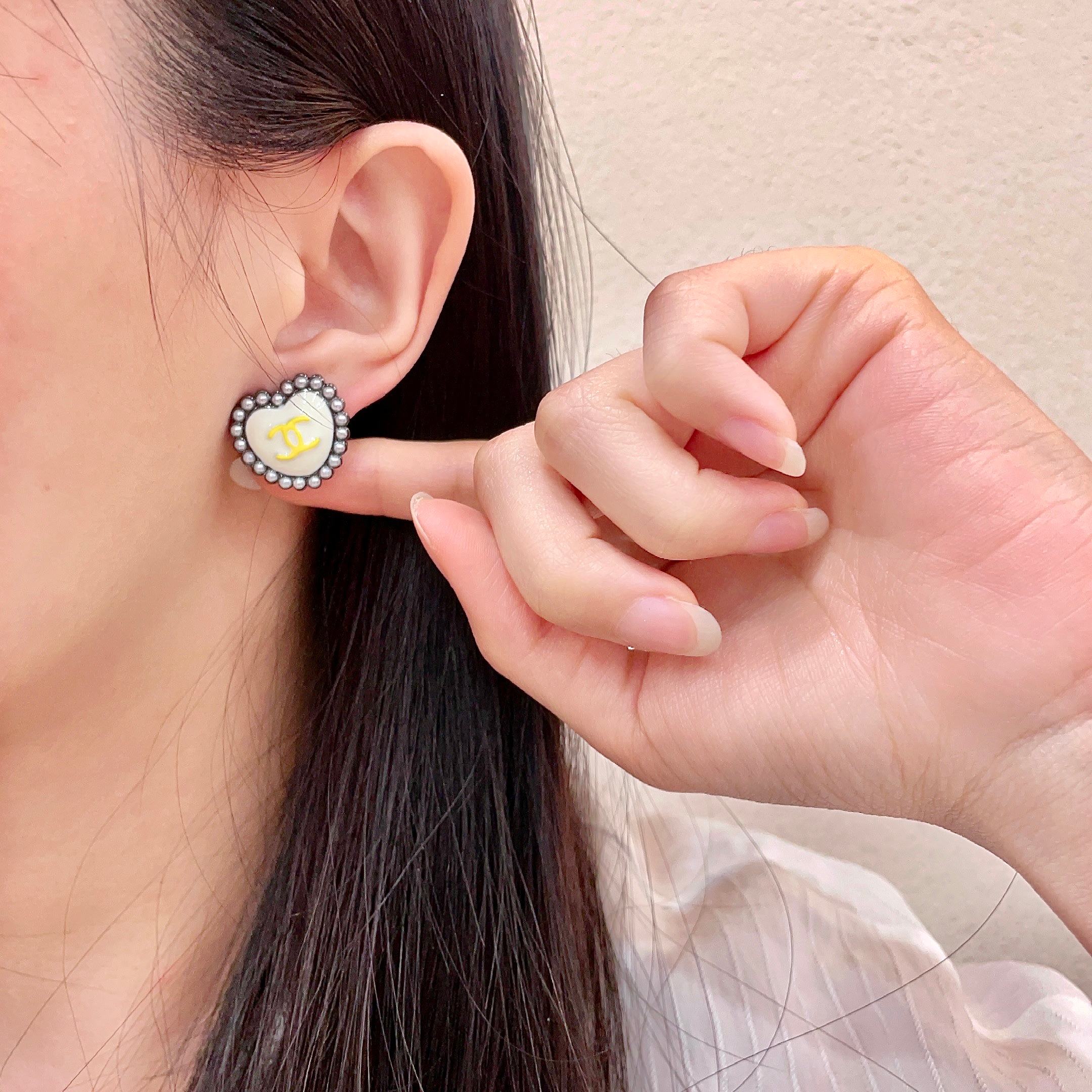 Chanel Chanel香奈儿 中古 字母 耳钉 小香家的款式真心无需多介绍 ，大方，非常显气质