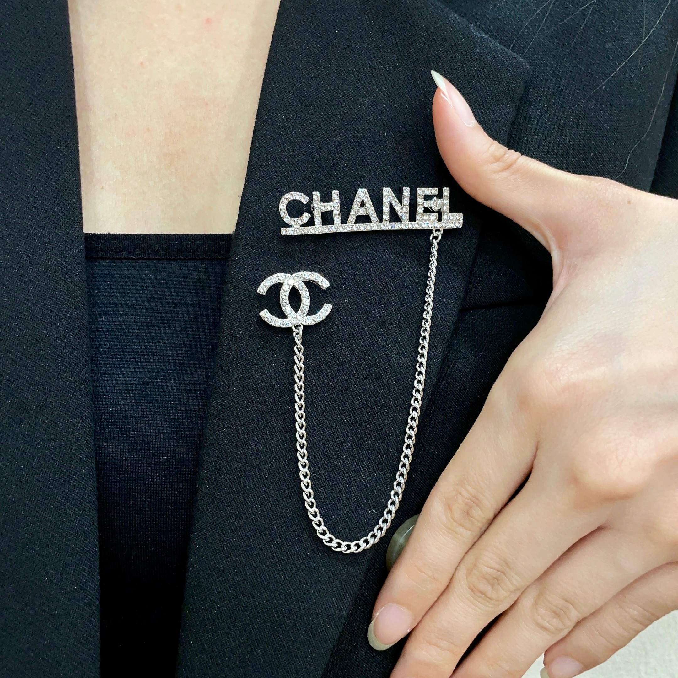 Chanel CHANEL 新款同步上新香奈儿胸针 是最懂女人的饰物 那些倾注了全部心血去做自己的女人