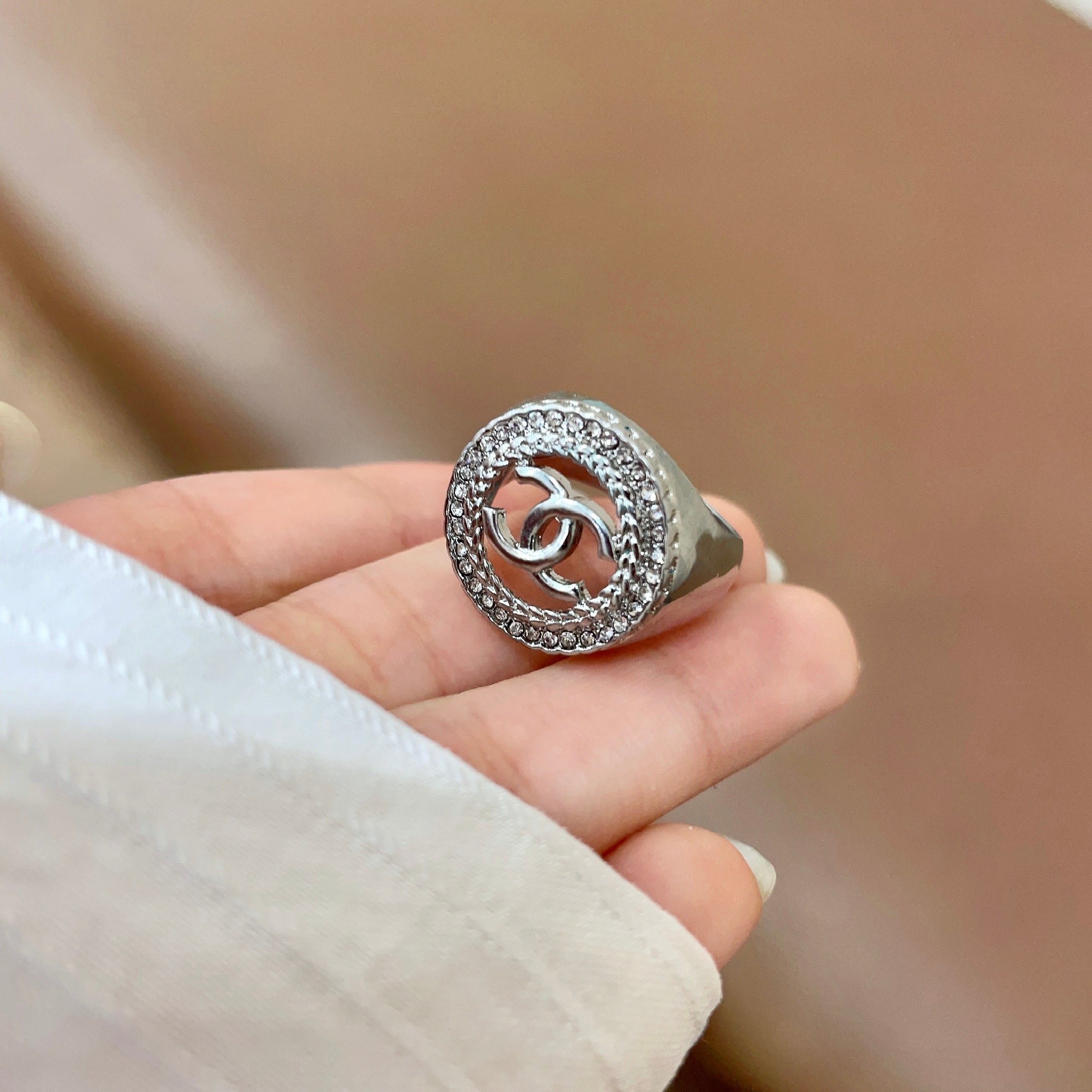 Chanel 一戴就忍不住想夸的一款，简约的设计，超 又显手白，简直爱了 又可以跟其他款式叠搭一起，百搭～