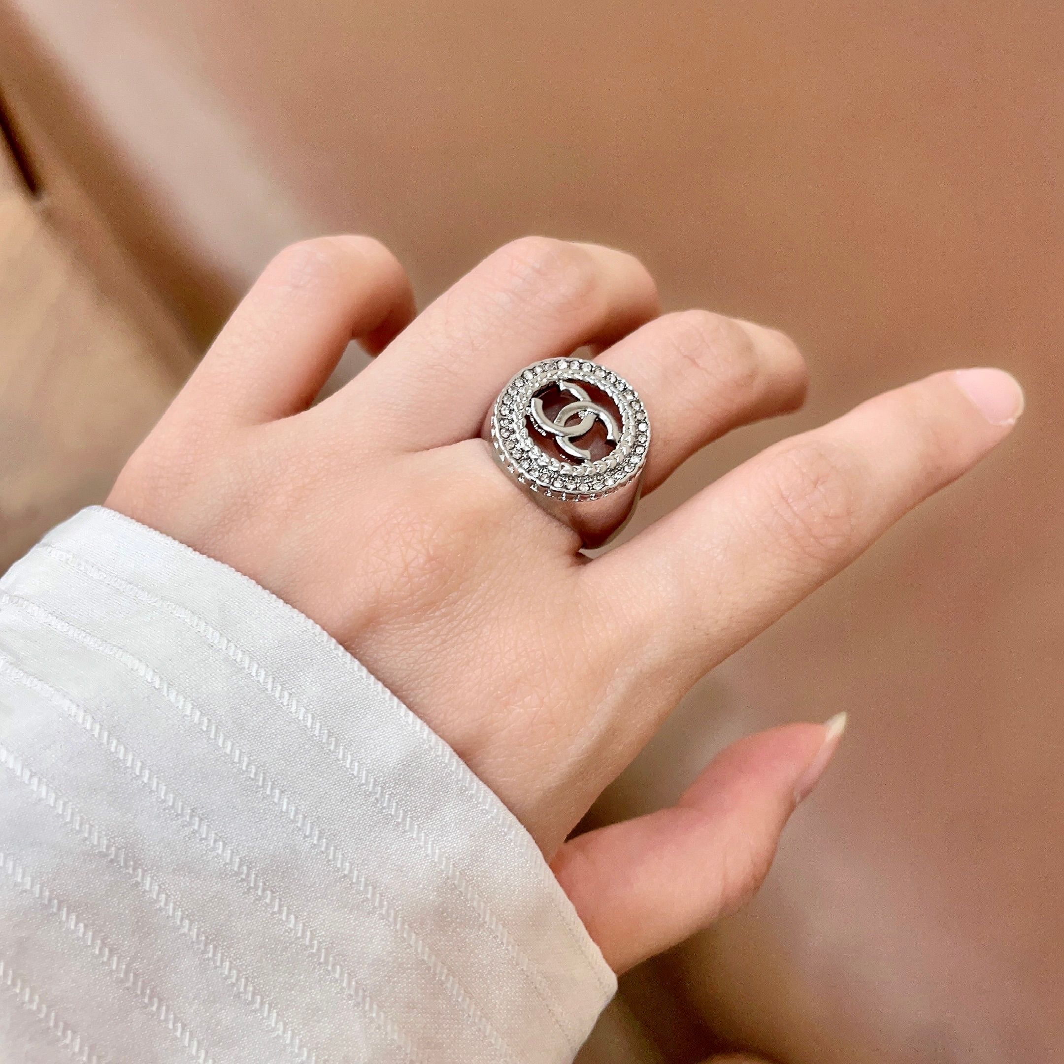 Chanel 一戴就忍不住想夸的一款，简约的设计，超 又显手白，简直爱了 又可以跟其他款式叠搭一起，百搭～