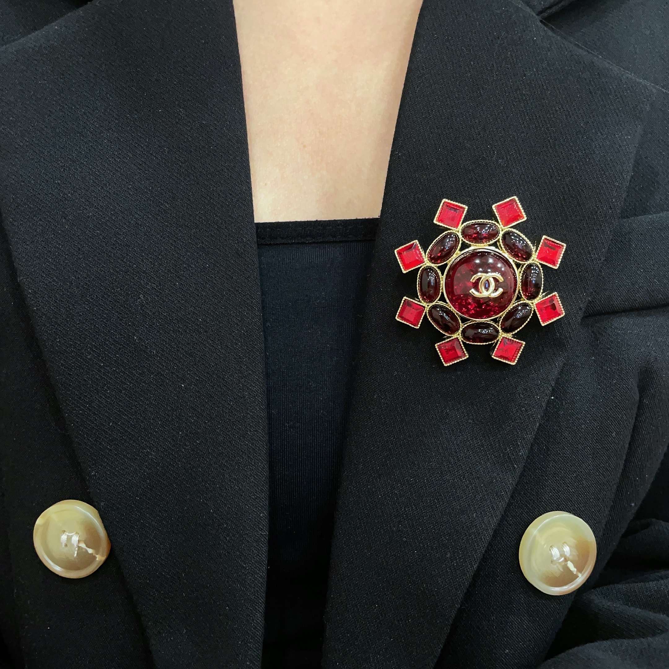 Chanel CHANEL 新款同步上新香奈儿胸针 是最懂女人的饰物 那些倾注了全部心血去做自己的女人