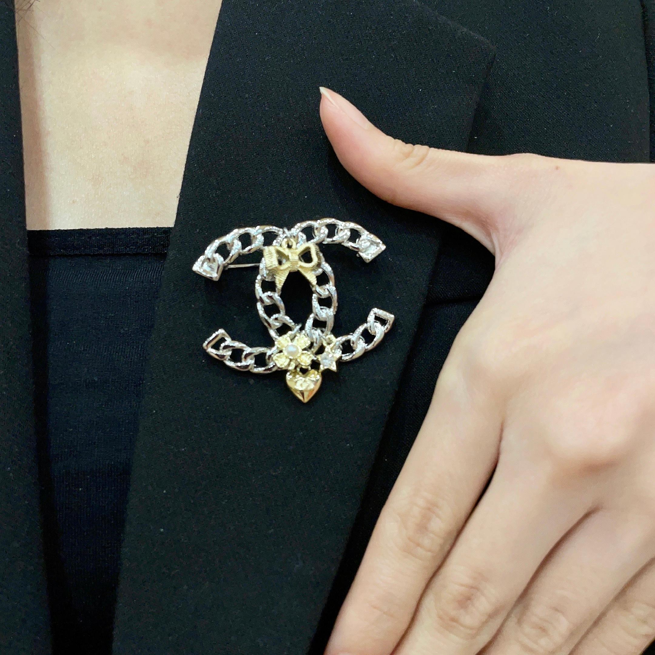 Chanel CHANEL 新款同步上新香奈儿胸针 是最懂女人的饰物 那些倾注了全部心血去做自己的女人
