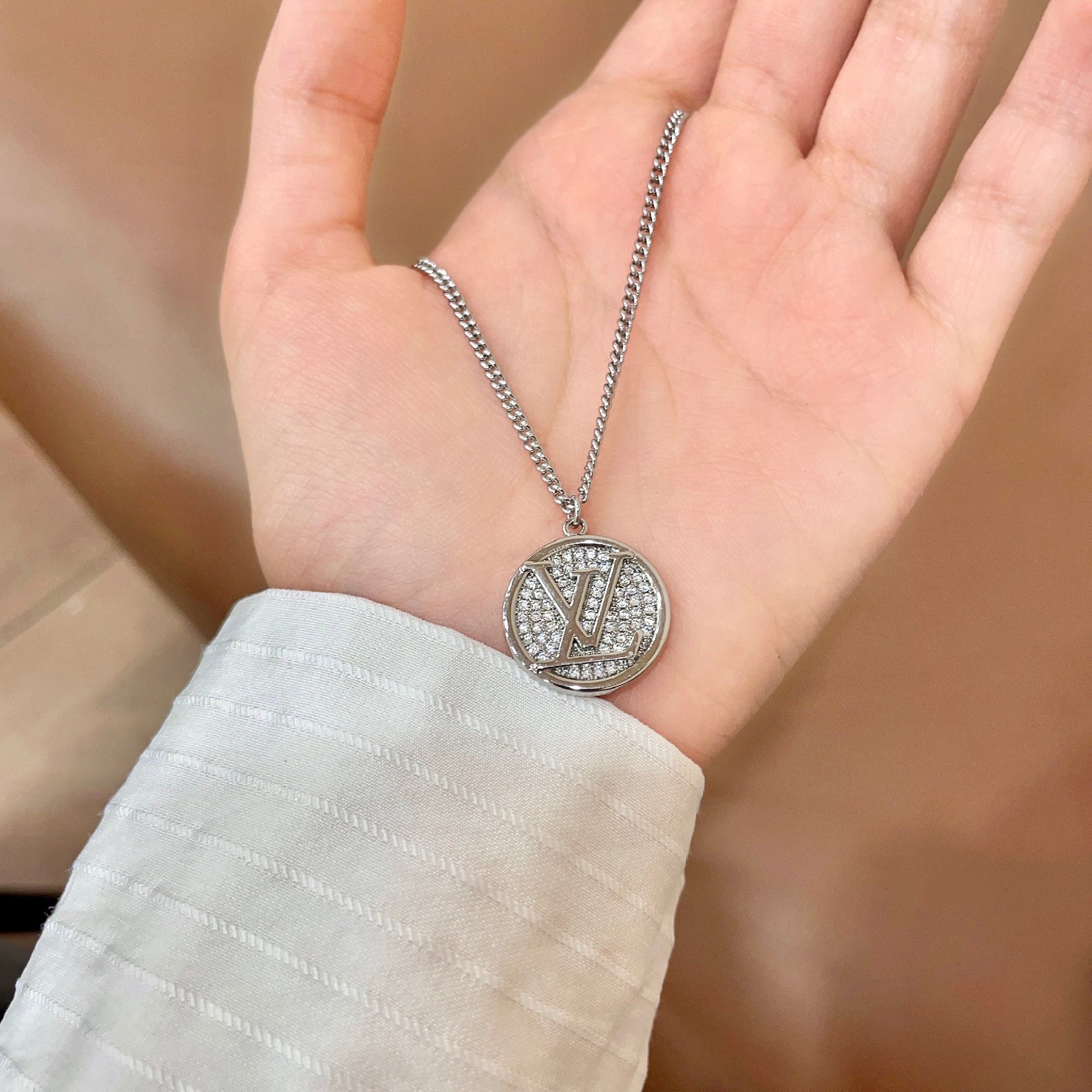 💥💥💥LOUISVUITTON以 经典花纹图案设计 双花 款设计方式吊坠LV品牌标志设计，经典标志理念、