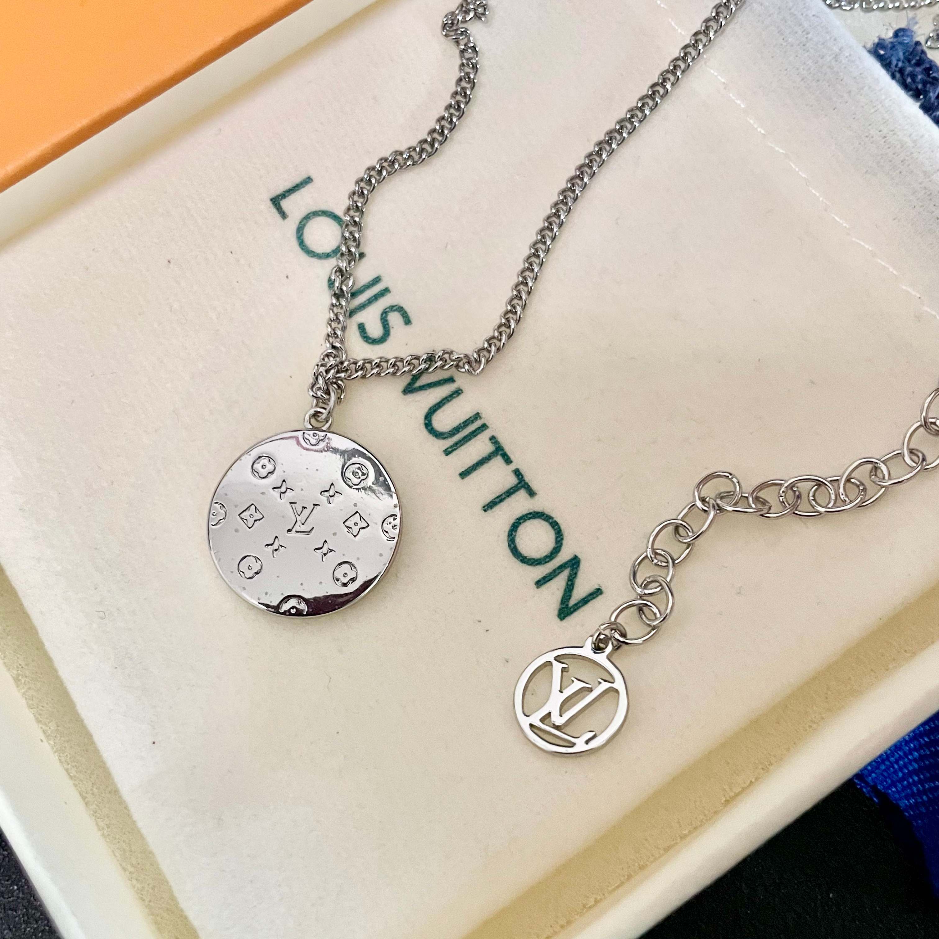 💥💥💥LOUISVUITTON以 经典花纹图案设计 双花 款设计方式吊坠LV品牌标志设计，经典标志理念、