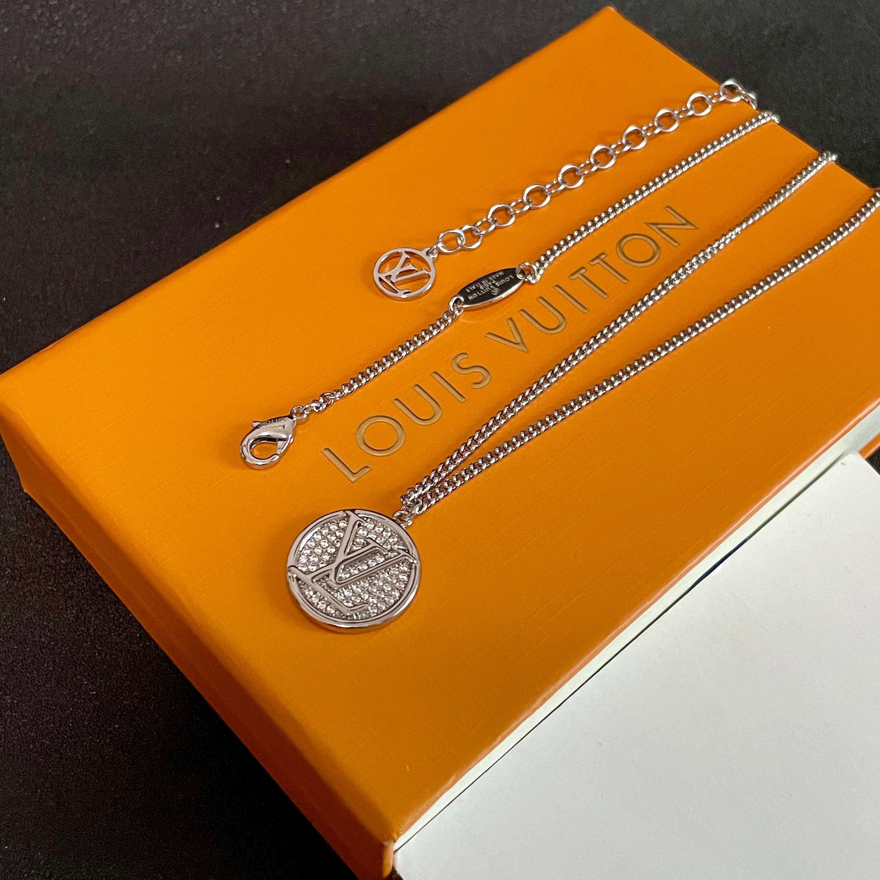 💥💥💥LOUISVUITTON以 经典花纹图案设计 双花 款设计方式吊坠LV品牌标志设计，经典标志理念、