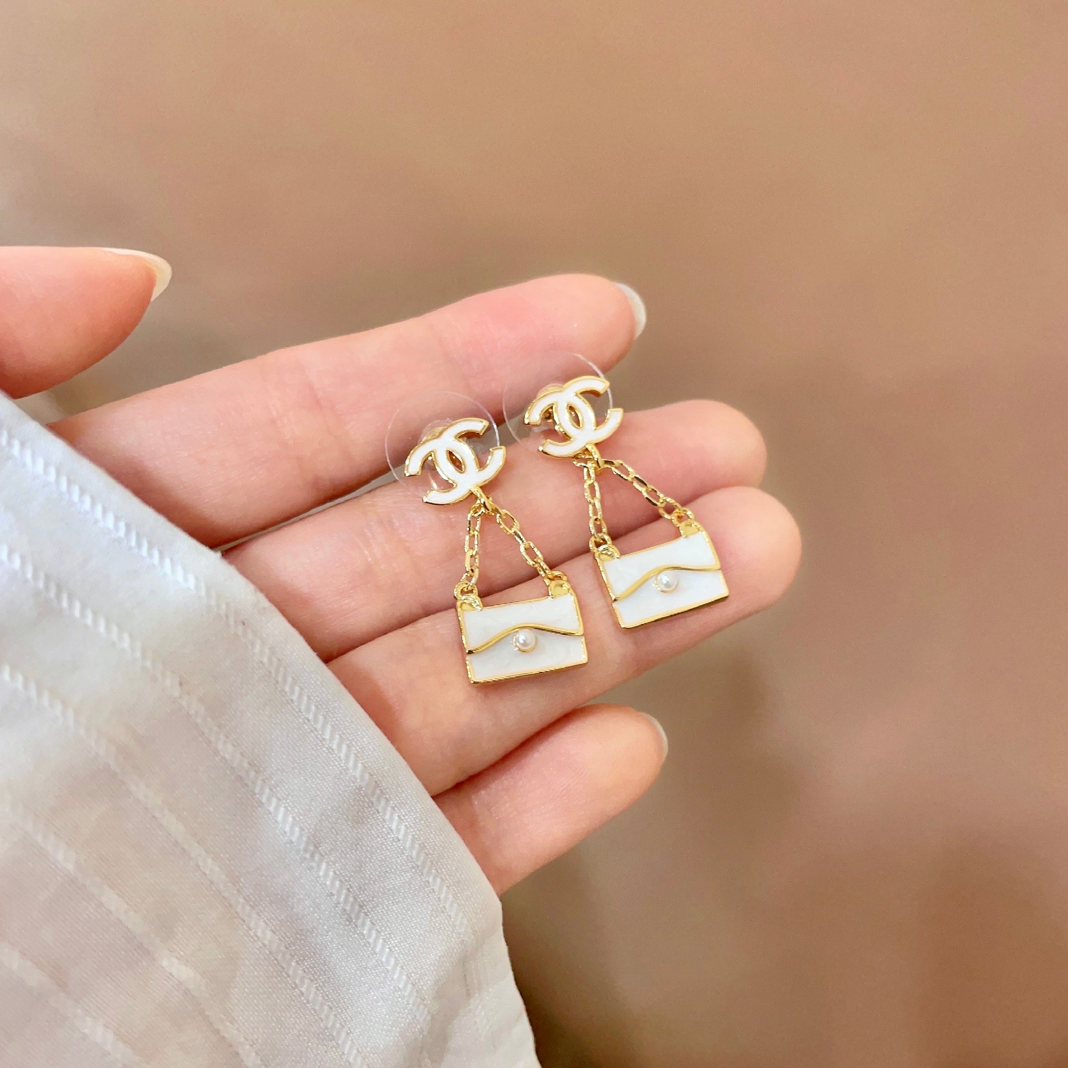 Chanel香奈儿 中古 耳钉👀小香家的款式真心无需多介绍😘🎶每一款都超好看，精致大方，非常显气质
