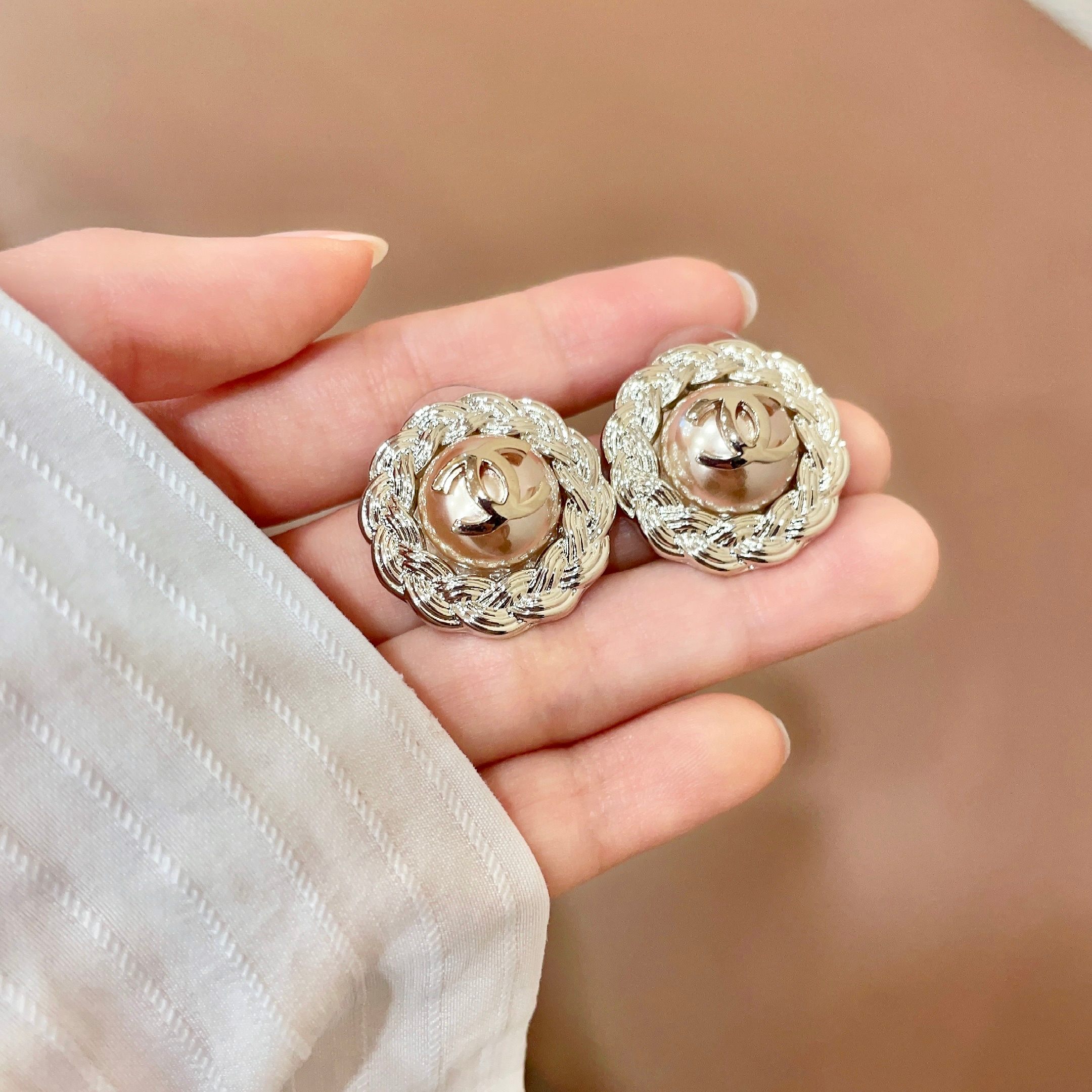 Chanel香奈儿 中古 耳钉👀小香家的款式真心无需多介绍😘🎶每一款都超好看，精致大方，非常显气质
