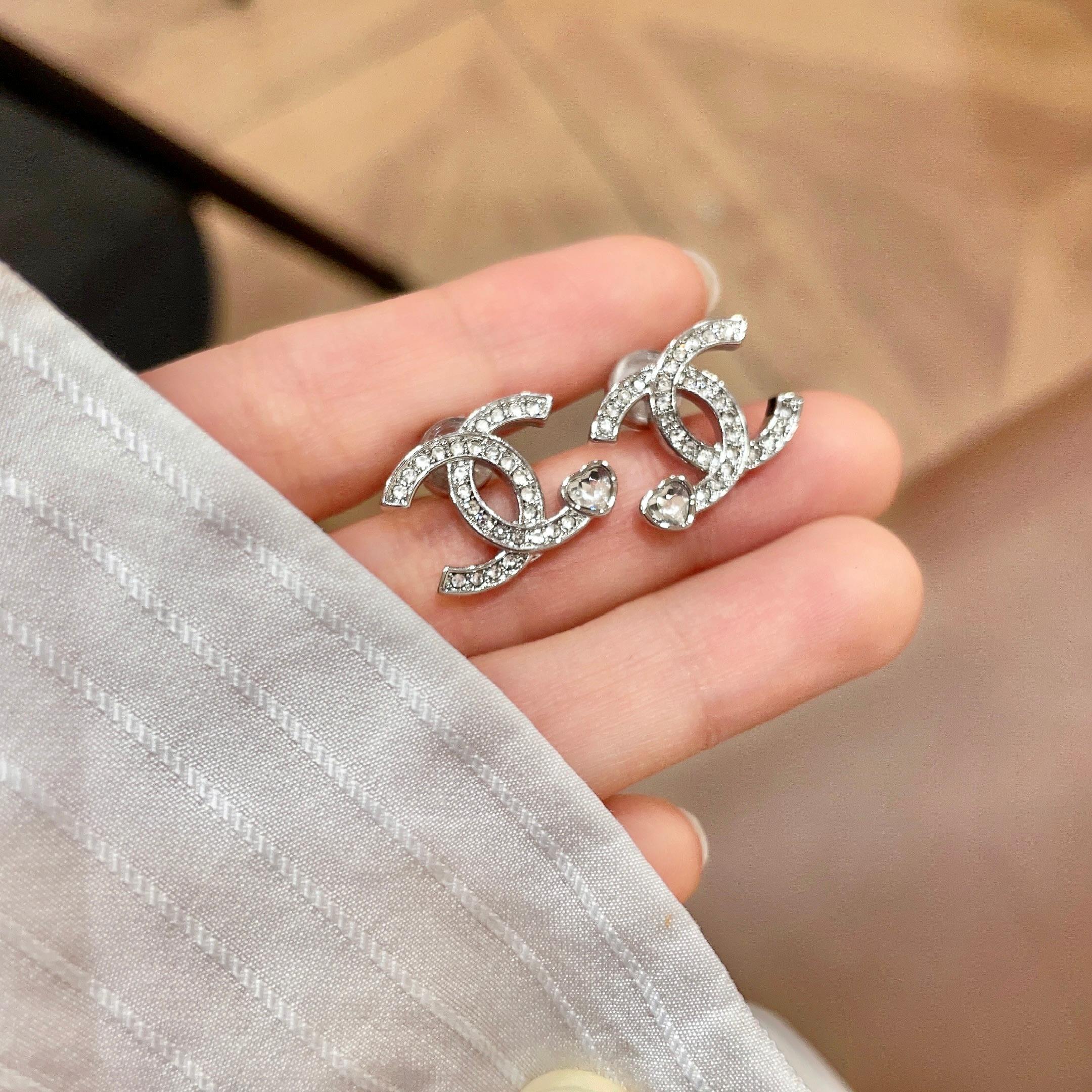 Chanel香奈儿 中古 耳钉👀小香家的款式真心无需多介绍😘🎶每一款都超好看，精致大方，非常显气质