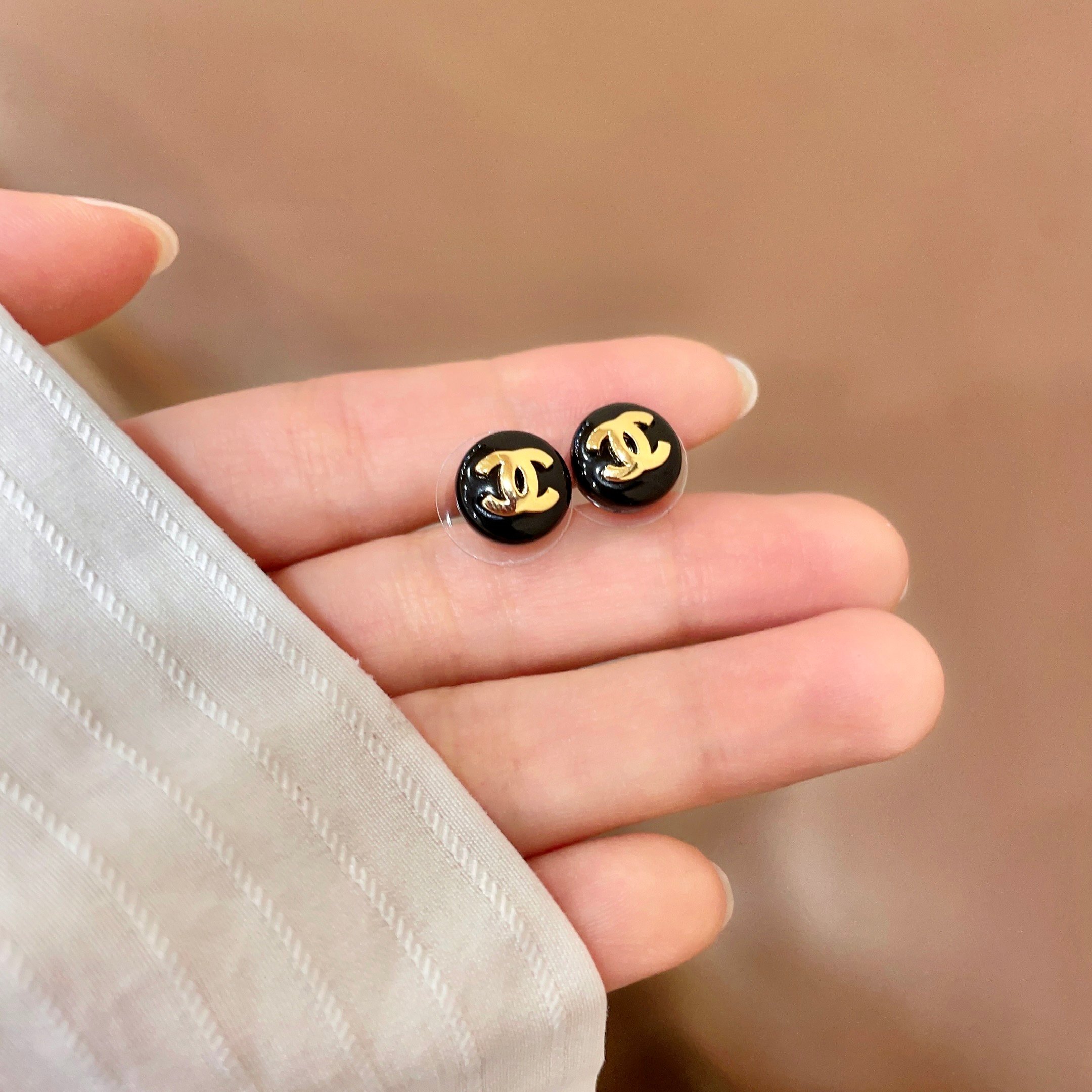 Chanel香奈儿 中古 耳钉👀小香家的款式真心无需多介绍😘🎶每一款都超好看，精致大方，非常显气质