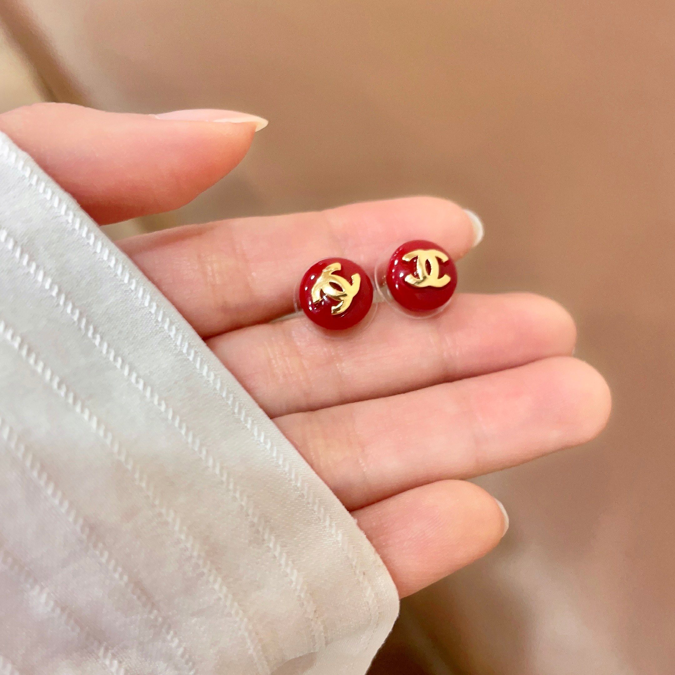 Chanel香奈儿 中古 耳钉👀小香家的款式真心无需多介绍😘🎶每一款都超好看，精致大方，非常显气质