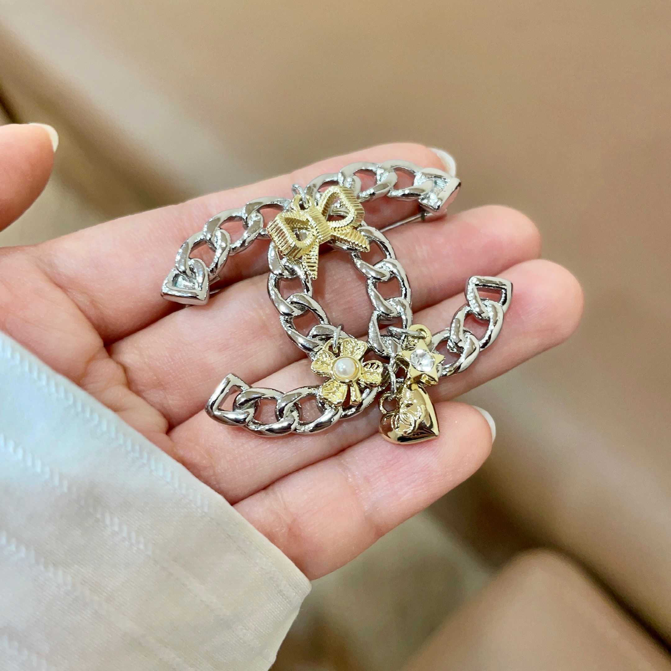 CHANEL小香 专柜最新款同步上新香奈儿最新款胸针 胸针，是最懂女人的饰物。那些倾注了全部心血去做自己