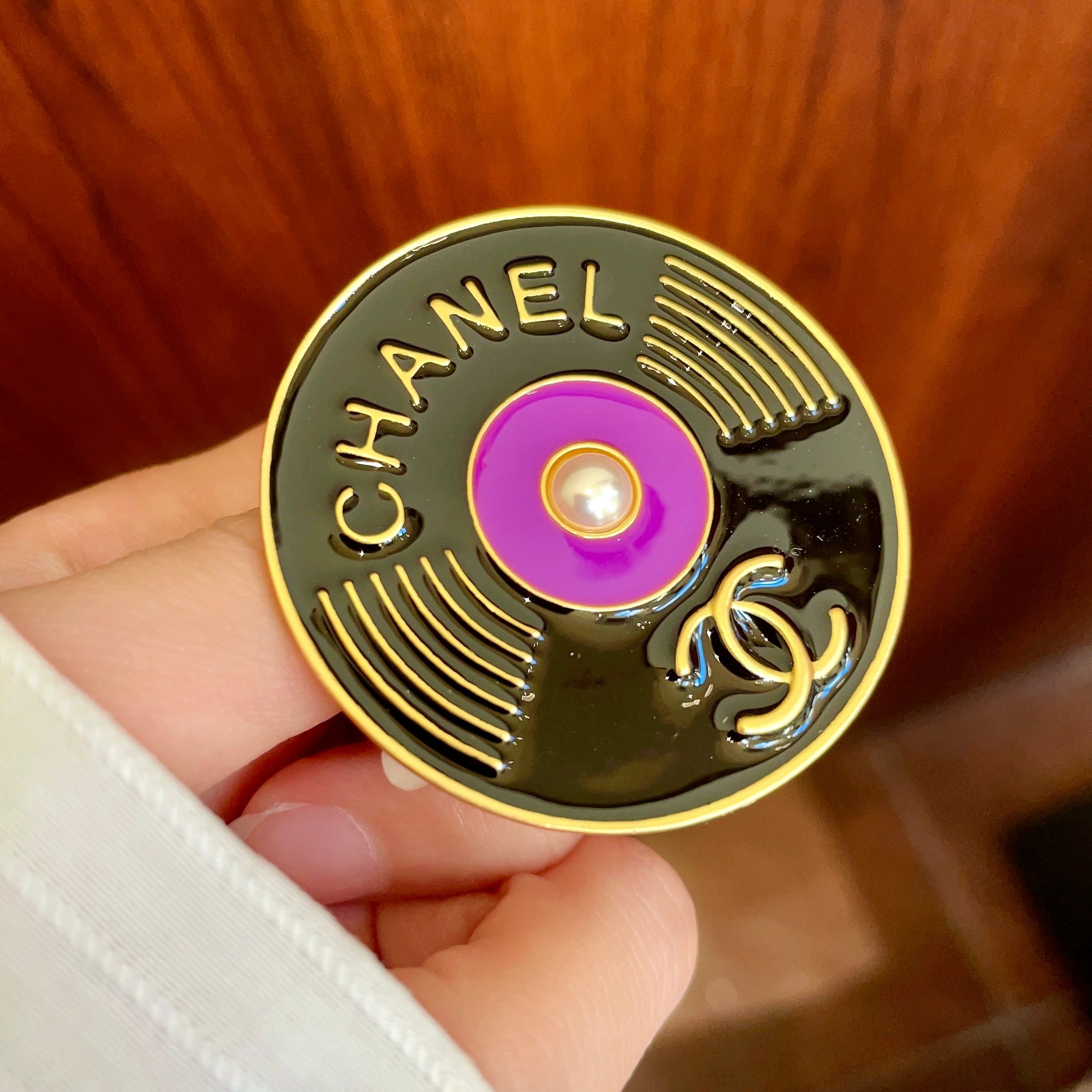 CHANEL🇫🇷小香 专柜新款同步上新香奈儿胸针，是最懂女人的饰物。那些倾注了全部心血去做自己的女人，往