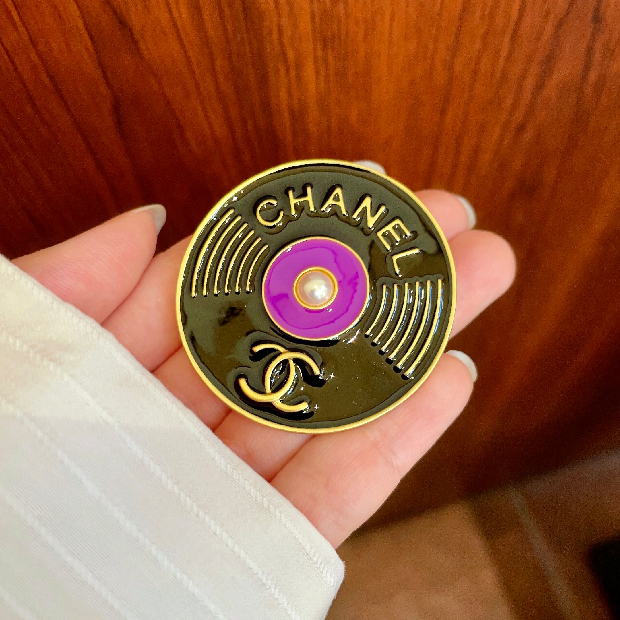 CHANEL🇫🇷小香 专柜新款同步上新香奈儿胸针，是最懂女人的饰物。那些倾注了全部心血去做自己的女人，往