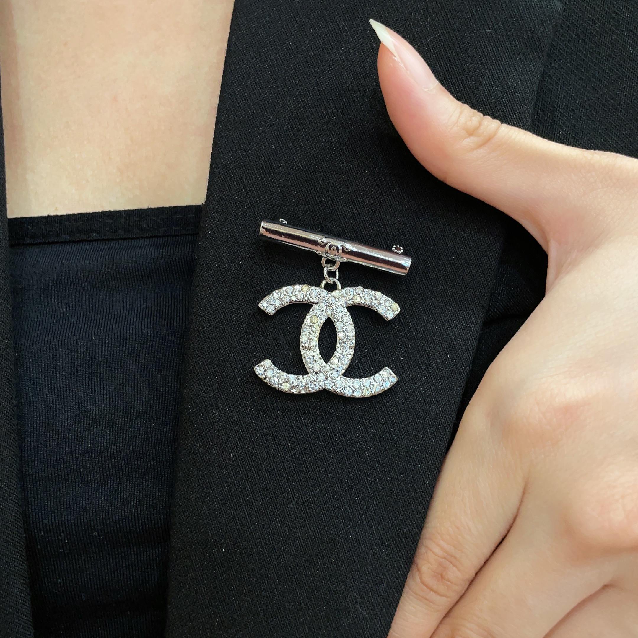 CHANEL🇫🇷小香 专柜新款同步上新香奈儿胸针，是最懂女人的饰物。那些倾注了全部心血去做自己的女人，往