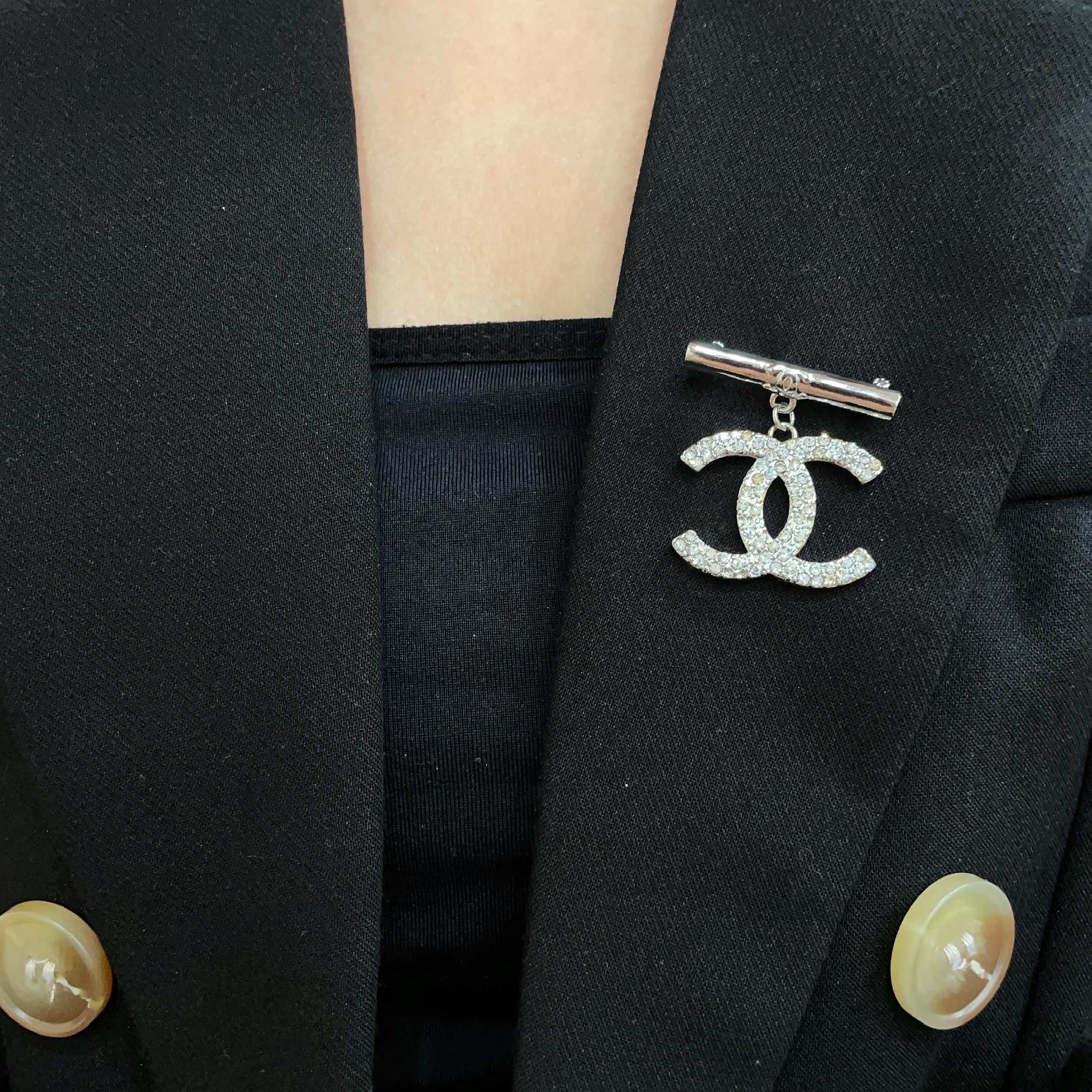 CHANEL🇫🇷小香 专柜新款同步上新香奈儿胸针，是最懂女人的饰物。那些倾注了全部心血去做自己的女人，往