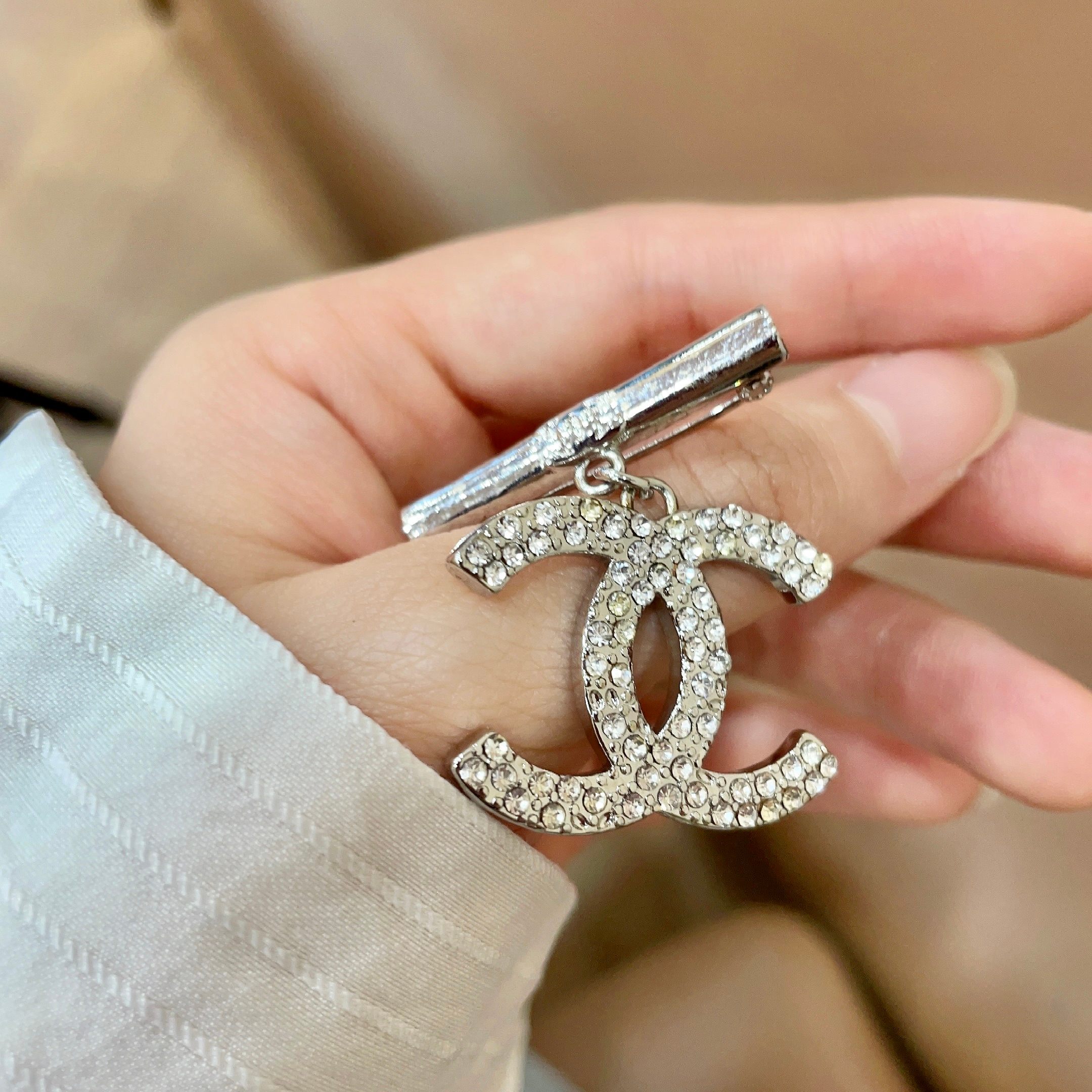 CHANEL🇫🇷小香 专柜新款同步上新香奈儿胸针，是最懂女人的饰物。那些倾注了全部心血去做自己的女人，往