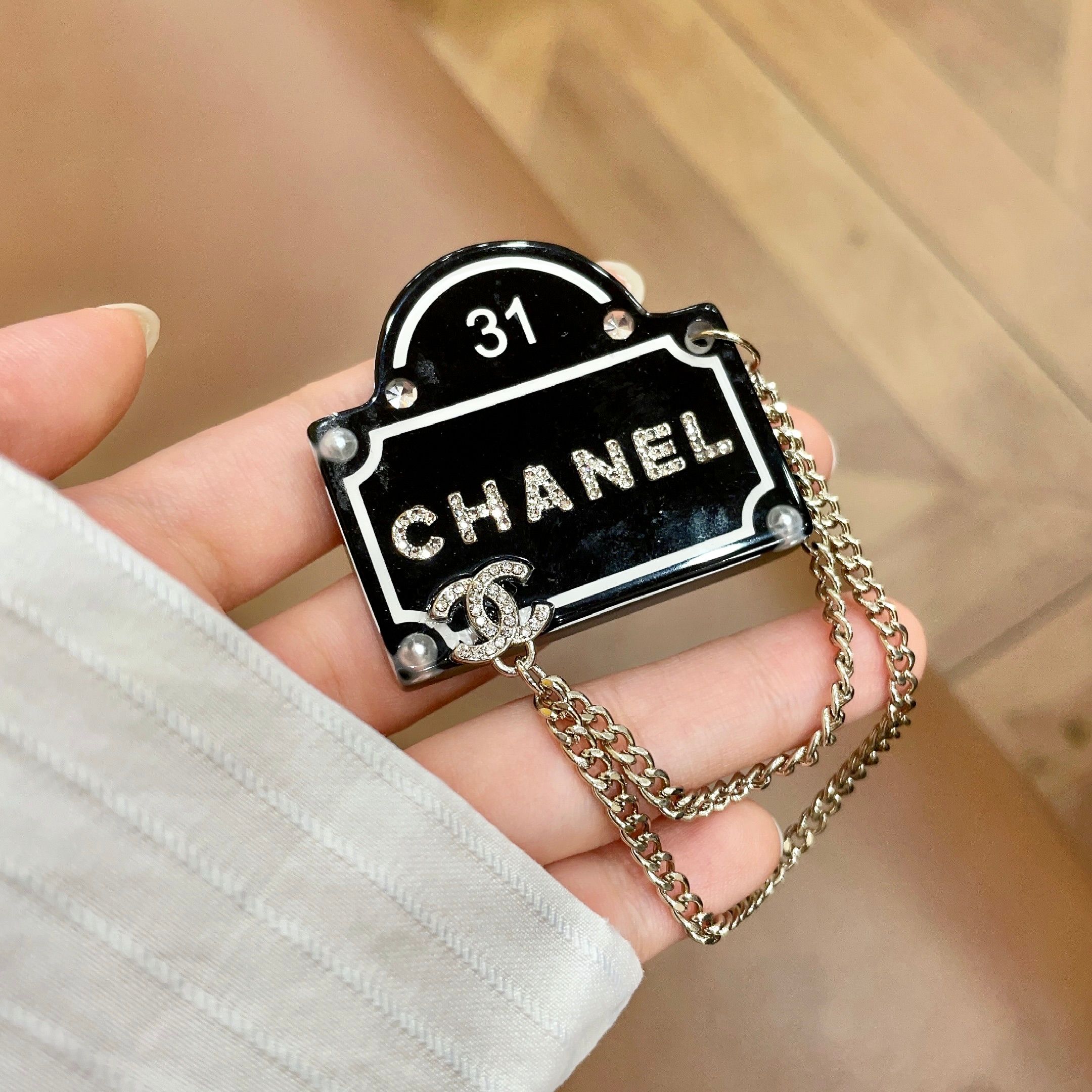 CHANEL🇫🇷小香 专柜新款同步上新香奈儿胸针，是最懂女人的饰物。那些倾注了全部心血去做自己的女人，往