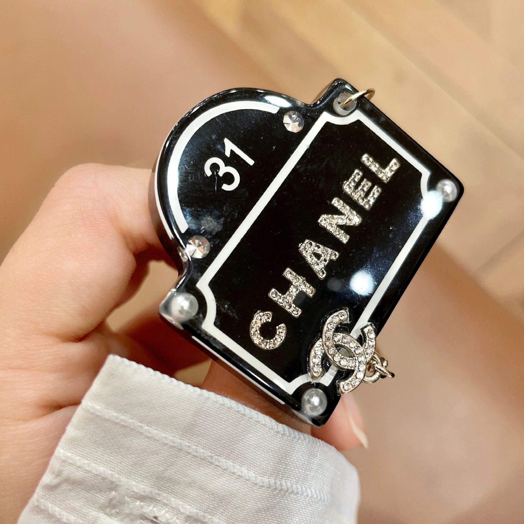 CHANEL🇫🇷小香 专柜新款同步上新香奈儿胸针，是最懂女人的饰物。那些倾注了全部心血去做自己的女人，往
