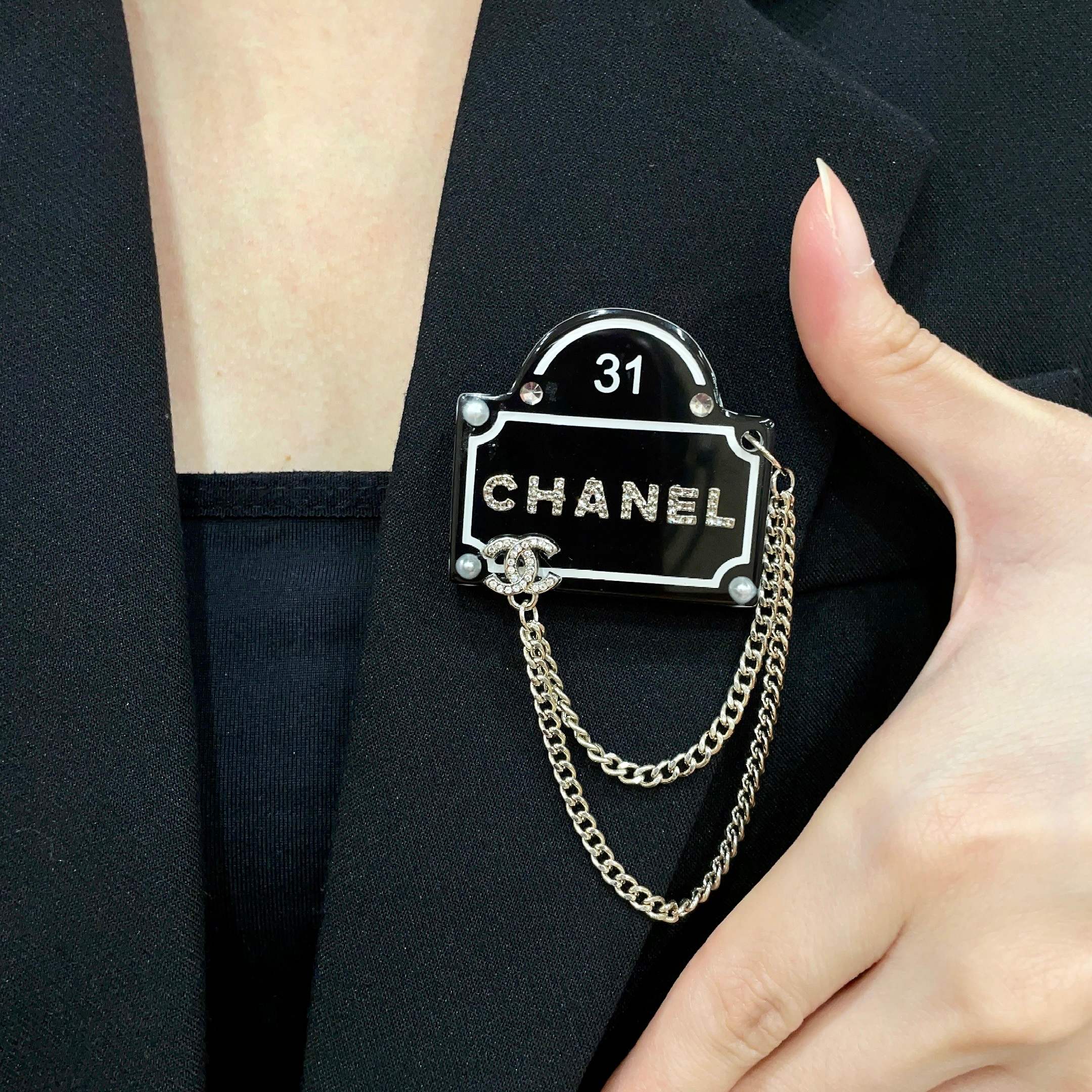 CHANEL🇫🇷小香 专柜新款同步上新香奈儿胸针，是最懂女人的饰物。那些倾注了全部心血去做自己的女人，往