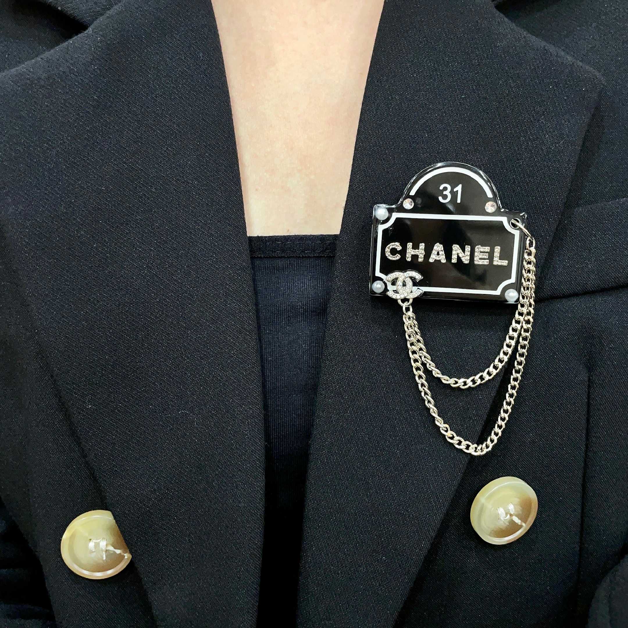 CHANEL🇫🇷小香 专柜新款同步上新香奈儿胸针，是最懂女人的饰物。那些倾注了全部心血去做自己的女人，往