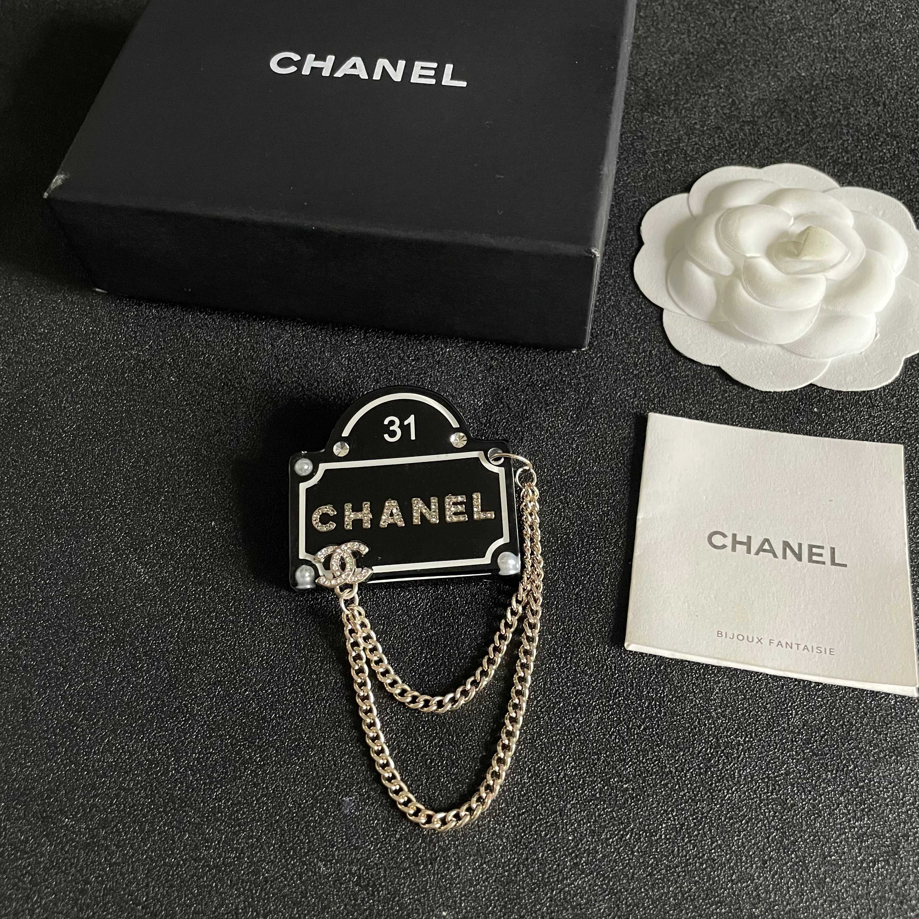 CHANEL🇫🇷小香 专柜新款同步上新香奈儿胸针，是最懂女人的饰物。那些倾注了全部心血去做自己的女人，往