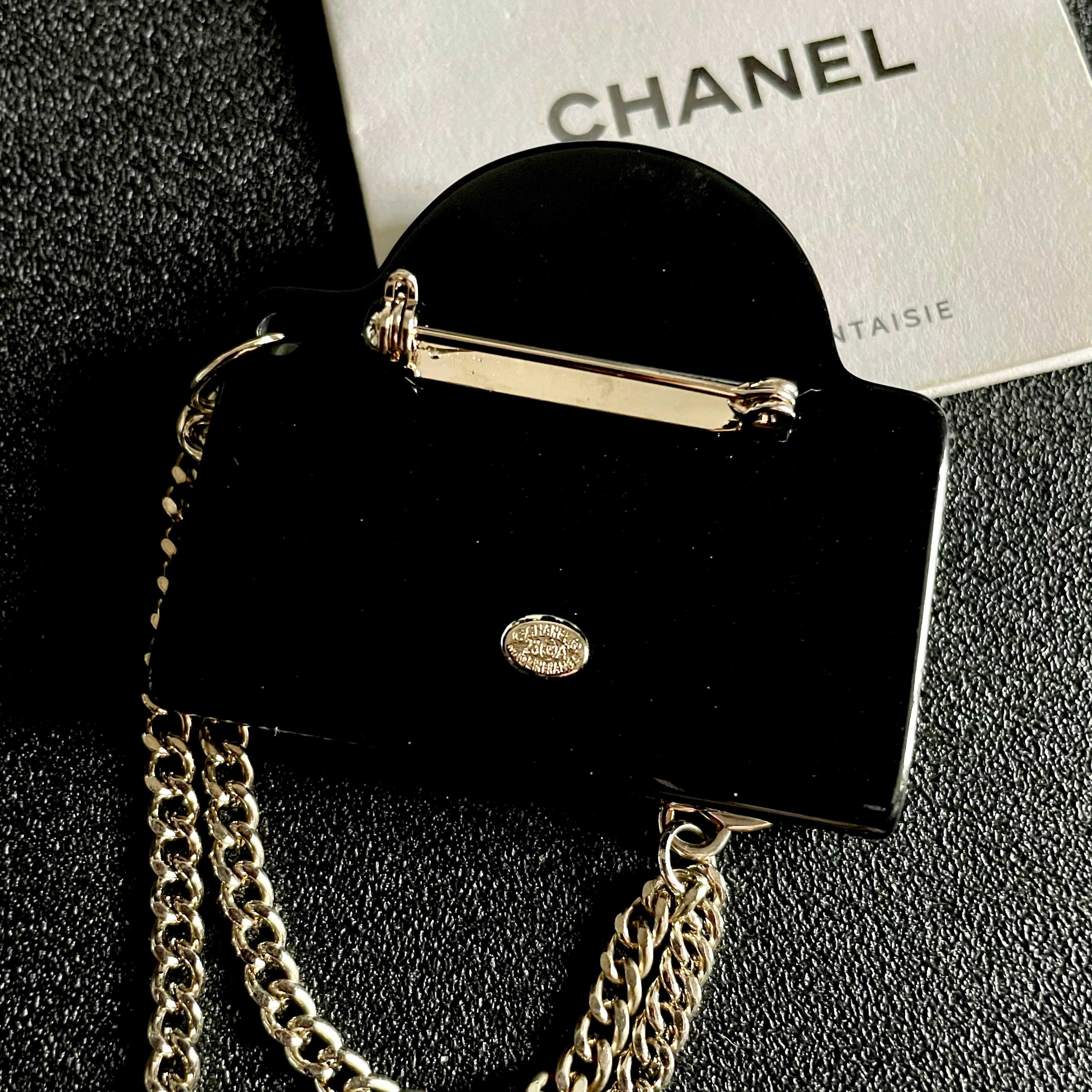 CHANEL🇫🇷小香 专柜新款同步上新香奈儿胸针，是最懂女人的饰物。那些倾注了全部心血去做自己的女人，往