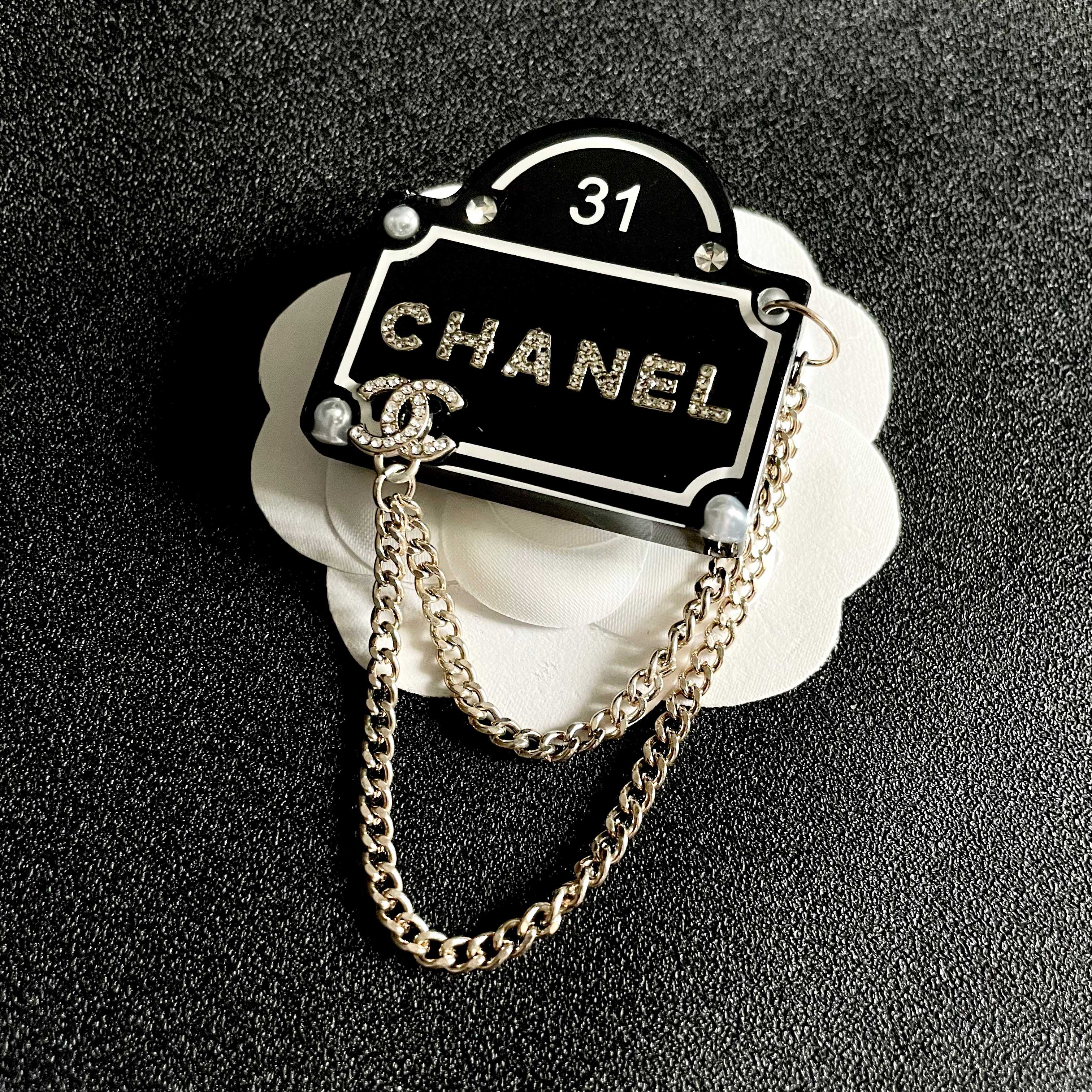 CHANEL🇫🇷小香 专柜新款同步上新香奈儿胸针，是最懂女人的饰物。那些倾注了全部心血去做自己的女人，往