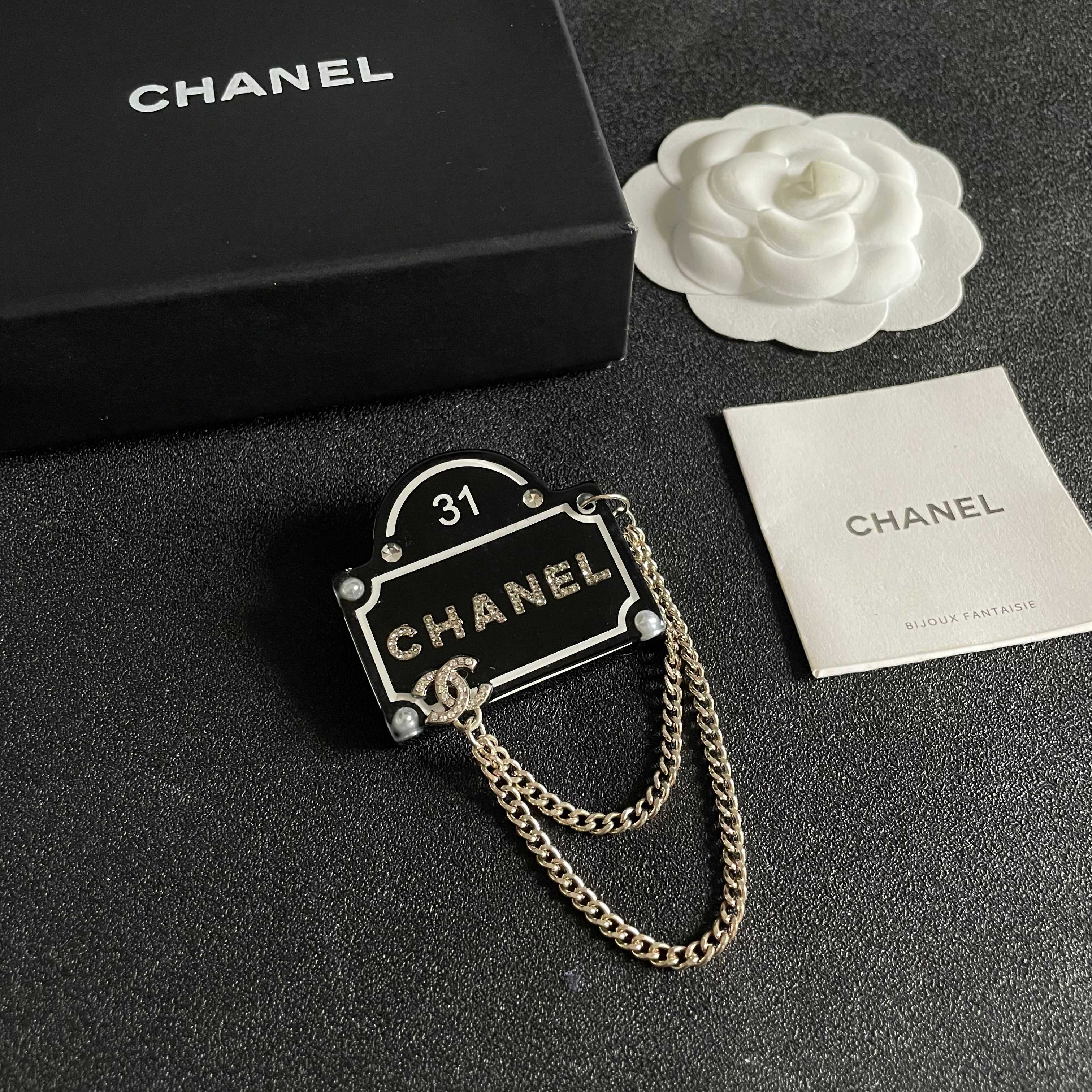 CHANEL🇫🇷小香 专柜新款同步上新香奈儿胸针，是最懂女人的饰物。那些倾注了全部心血去做自己的女人，往