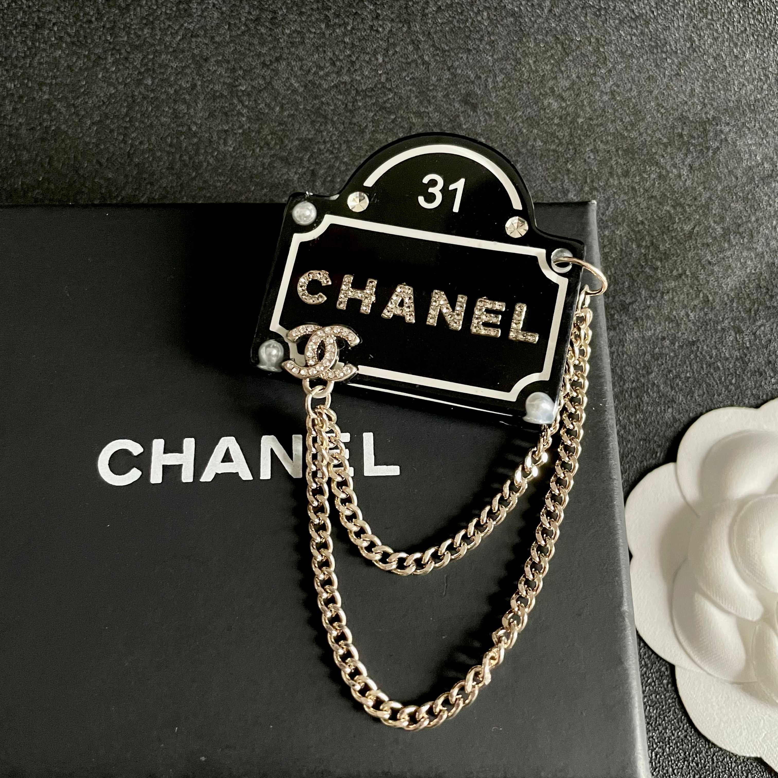 CHANEL🇫🇷小香 专柜新款同步上新香奈儿胸针，是最懂女人的饰物。那些倾注了全部心血去做自己的女人，往