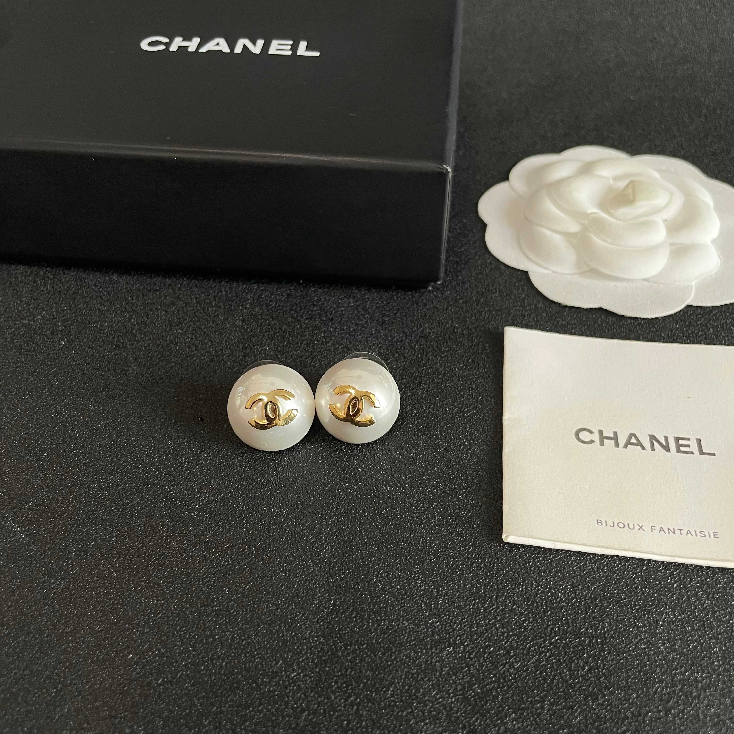 Chanel香奈儿 中古 字母 耳钉👀小香家的款式真心无需多介绍😘🎶每一款都超好看，精致大方，非常显气质