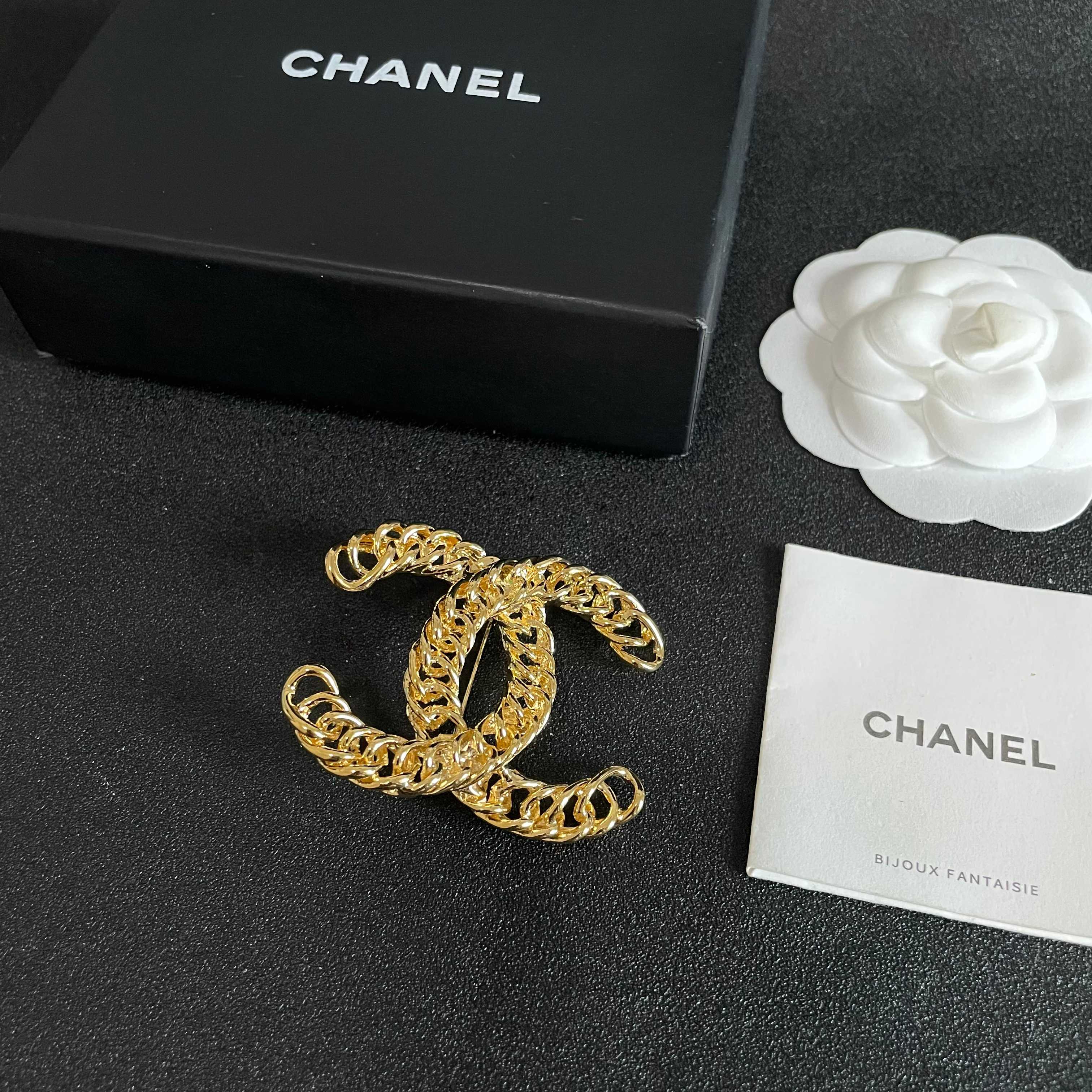 CHANEL🇫🇷小香 专柜新款同步上新香奈儿胸针，是最懂女人的饰物。那些倾注了全部心血去做自己的女人，往