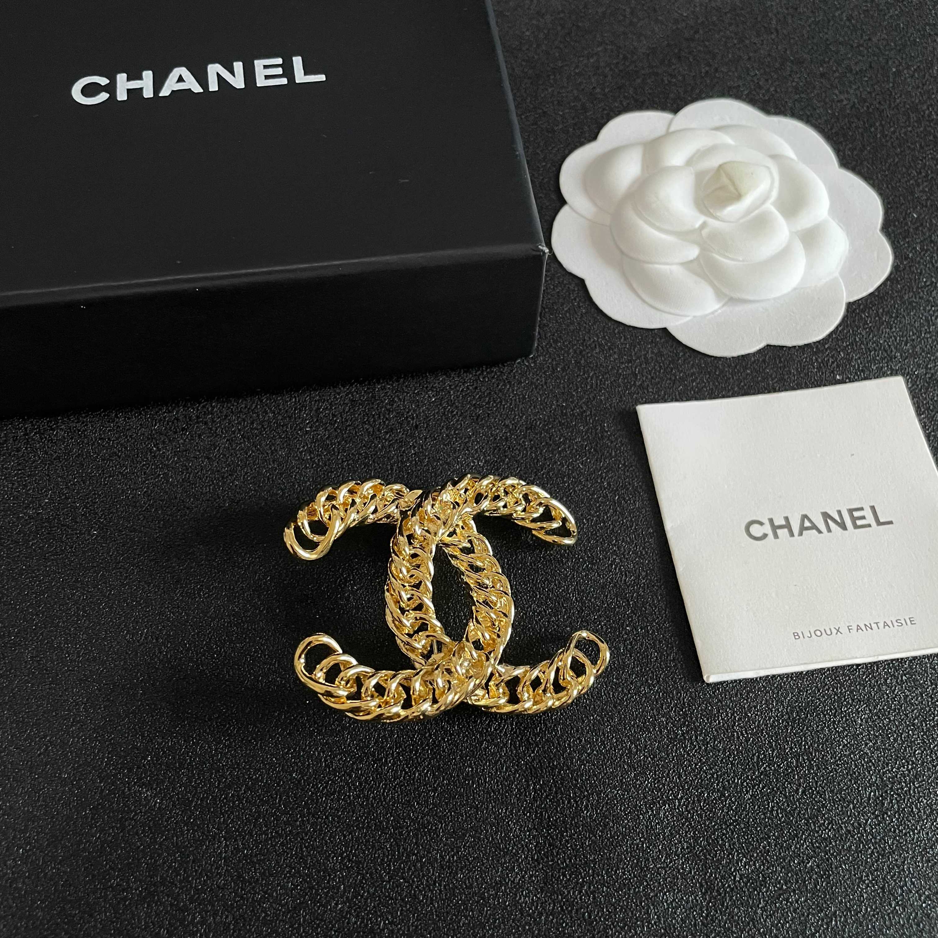 CHANEL🇫🇷小香 专柜新款同步上新香奈儿胸针，是最懂女人的饰物。那些倾注了全部心血去做自己的女人，往