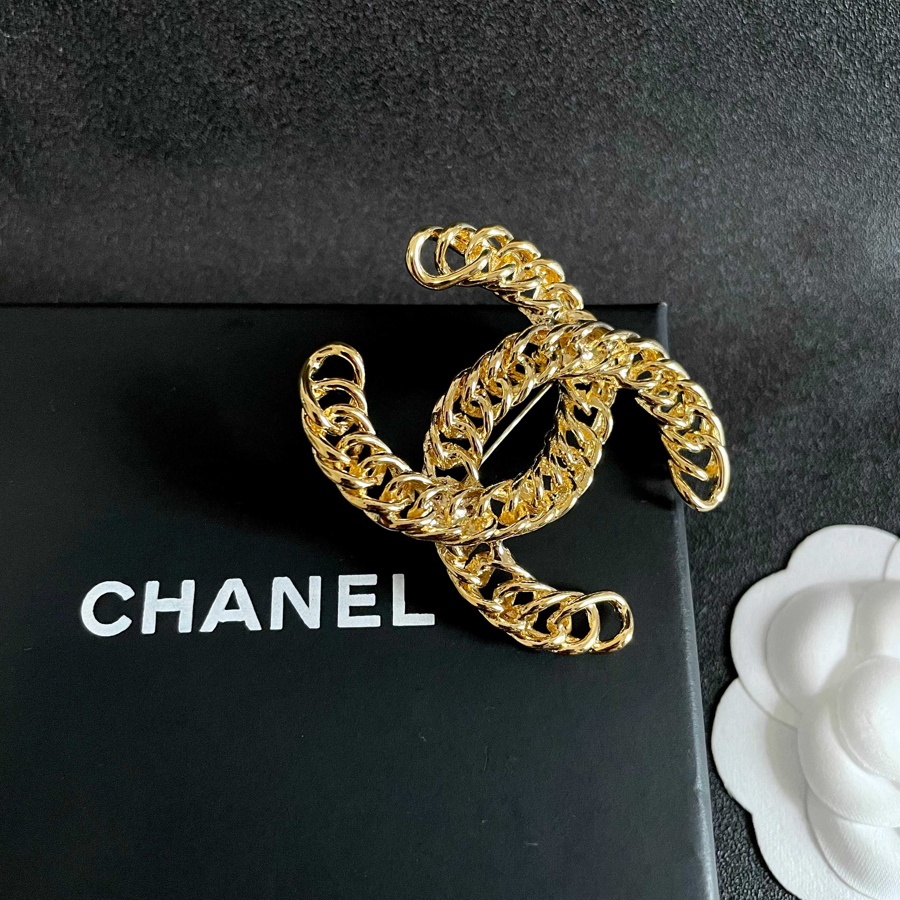 CHANEL🇫🇷小香 专柜新款同步上新香奈儿胸针，是最懂女人的饰物。那些倾注了全部心血去做自己的女人，往