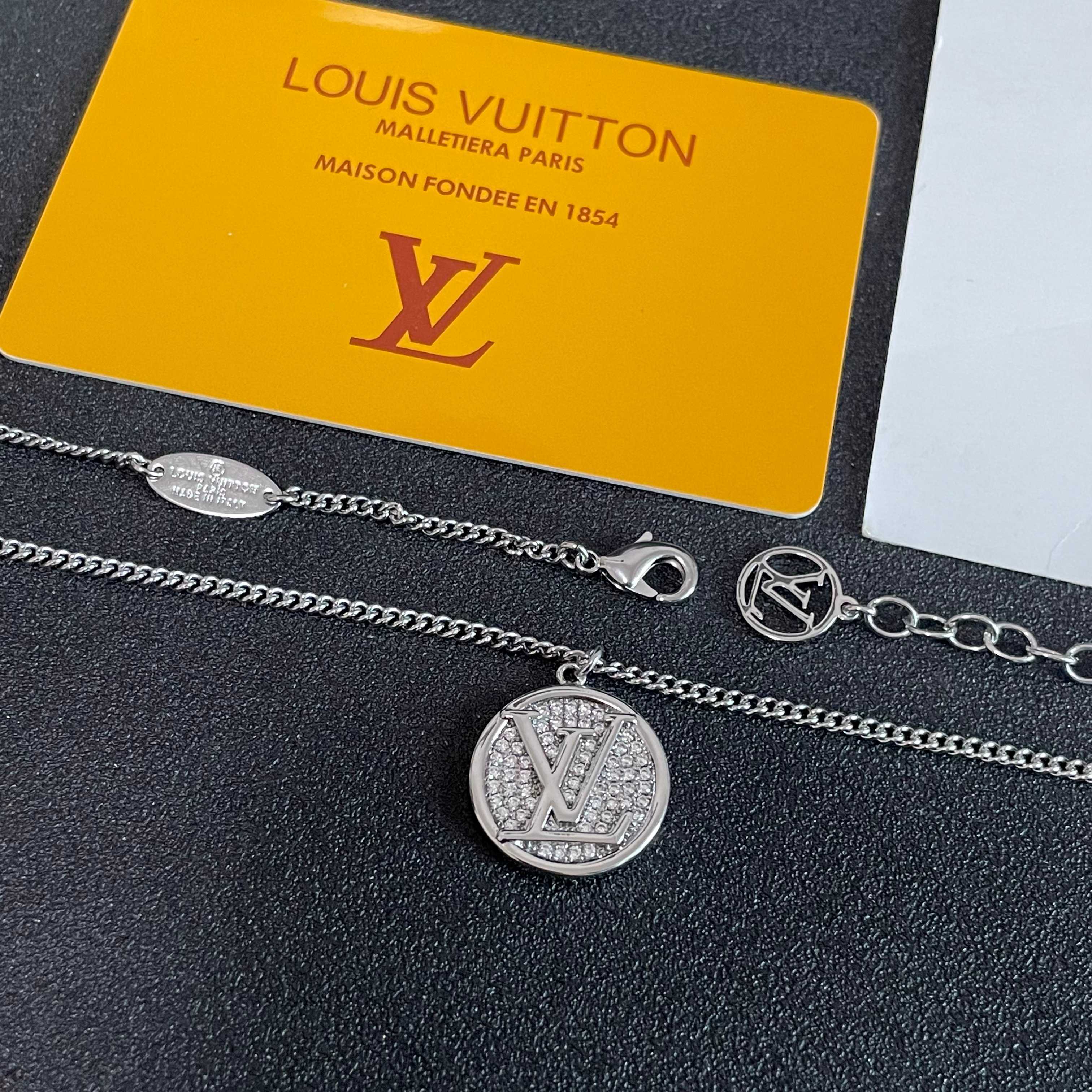 💥💥💥LOUISVUITTON以 经典花纹图案设计 双花 款设计方式吊坠LV品牌标志设计，经典标志理念、