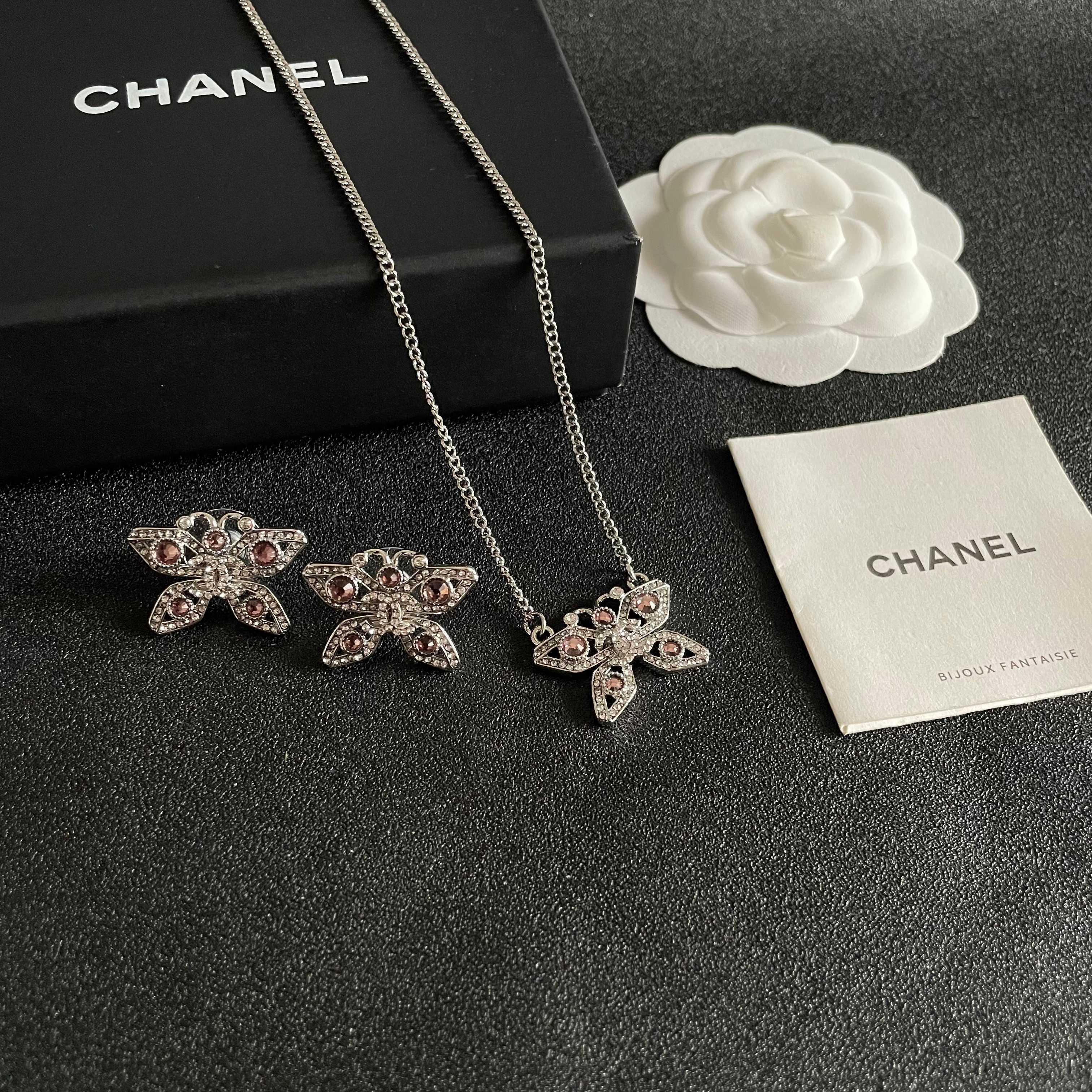 Chanel香奈儿 中古 字母 耳钉👀小香家的款式真心无需多介绍😘🎶每一款都超好看，精致大方，非常显气质