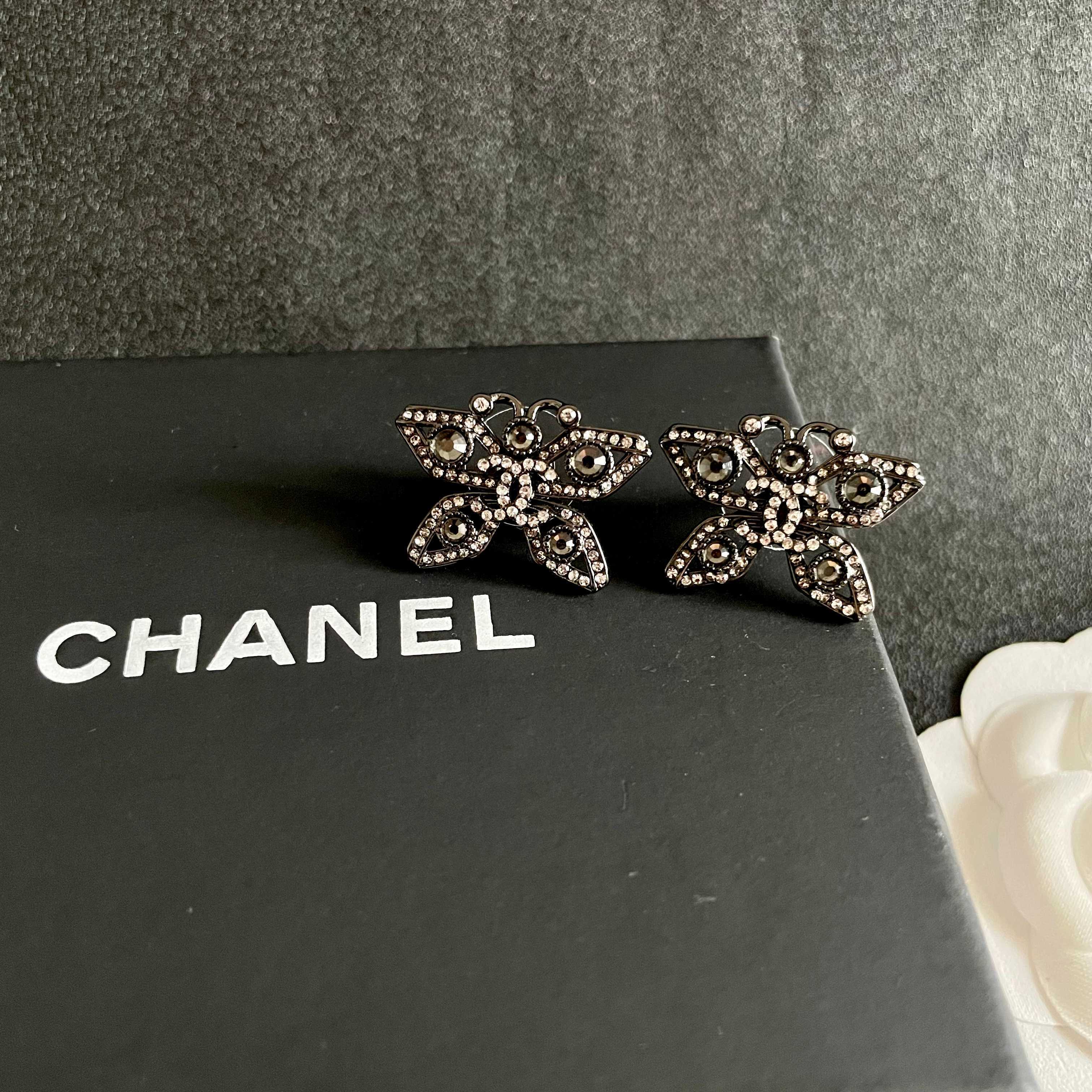 Chanel香奈儿 中古 字母 耳钉👀小香家的款式真心无需多介绍😘🎶每一款都超好看，精致大方，非常显气质