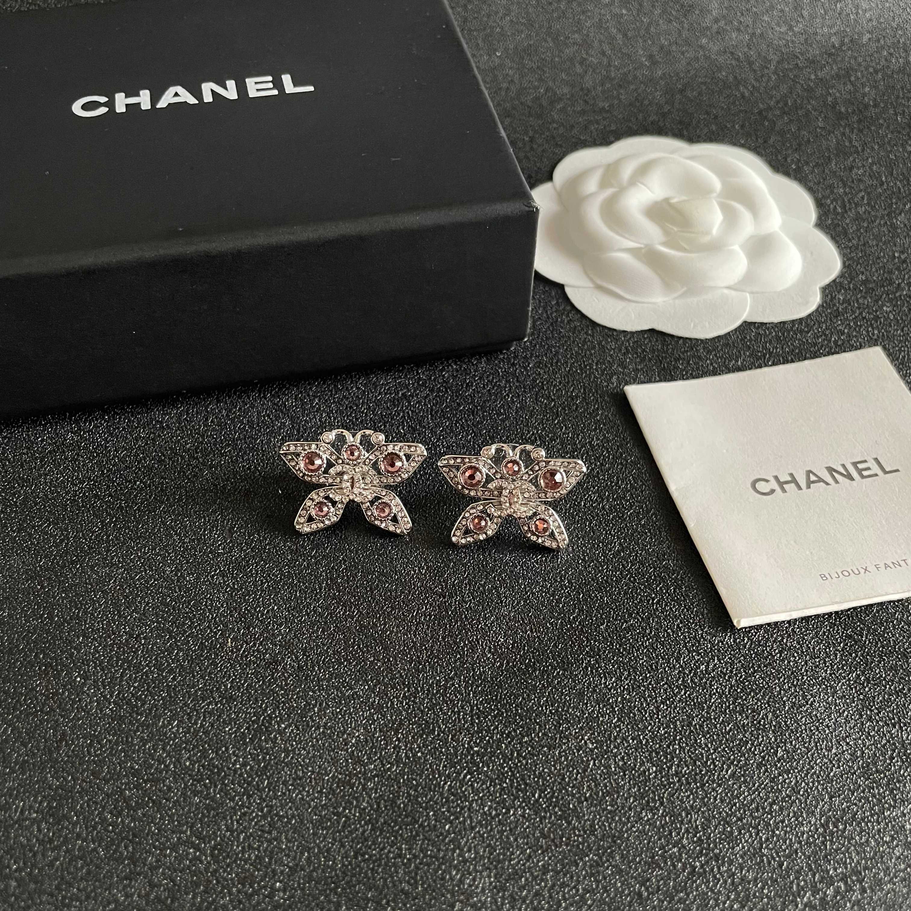 Chanel香奈儿 中古 字母 耳钉👀小香家的款式真心无需多介绍😘🎶每一款都超好看，精致大方，非常显气质