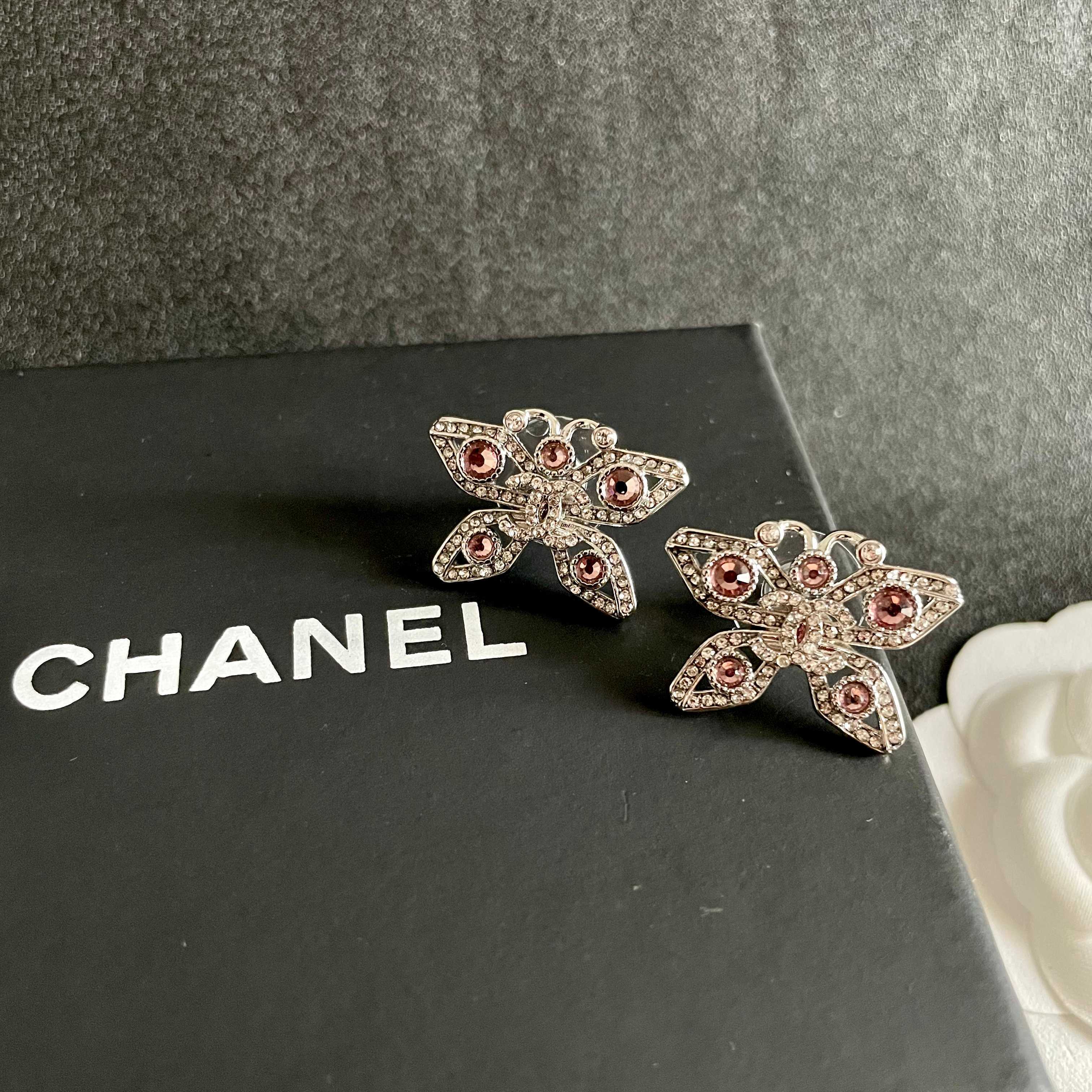 Chanel香奈儿 中古 字母 耳钉👀小香家的款式真心无需多介绍😘🎶每一款都超好看，精致大方，非常显气质