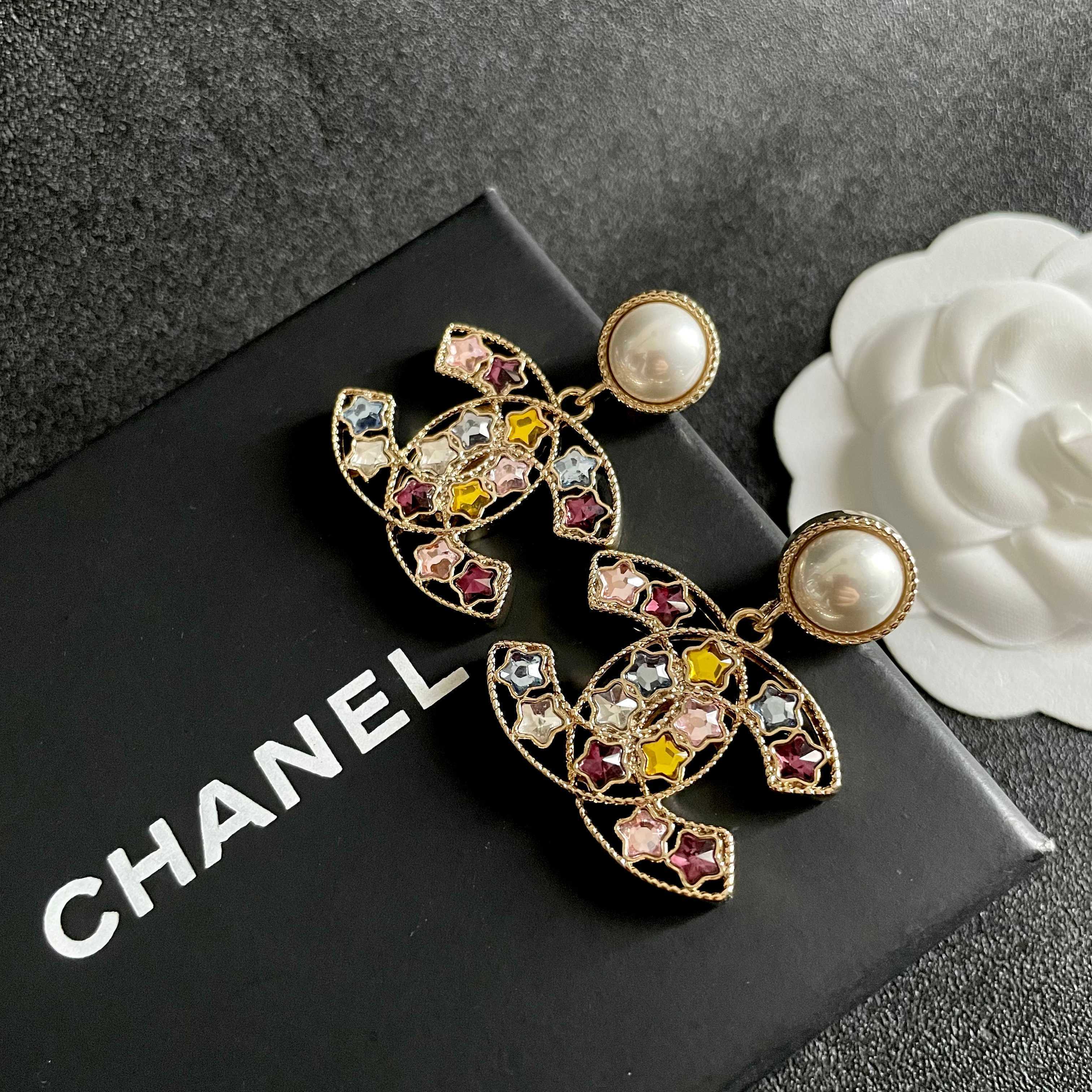 Chanel香奈儿 中古 耳钉👀小香家的款式真心无需多介绍😘🎶每一款都超好看，精致大方，非常显气质