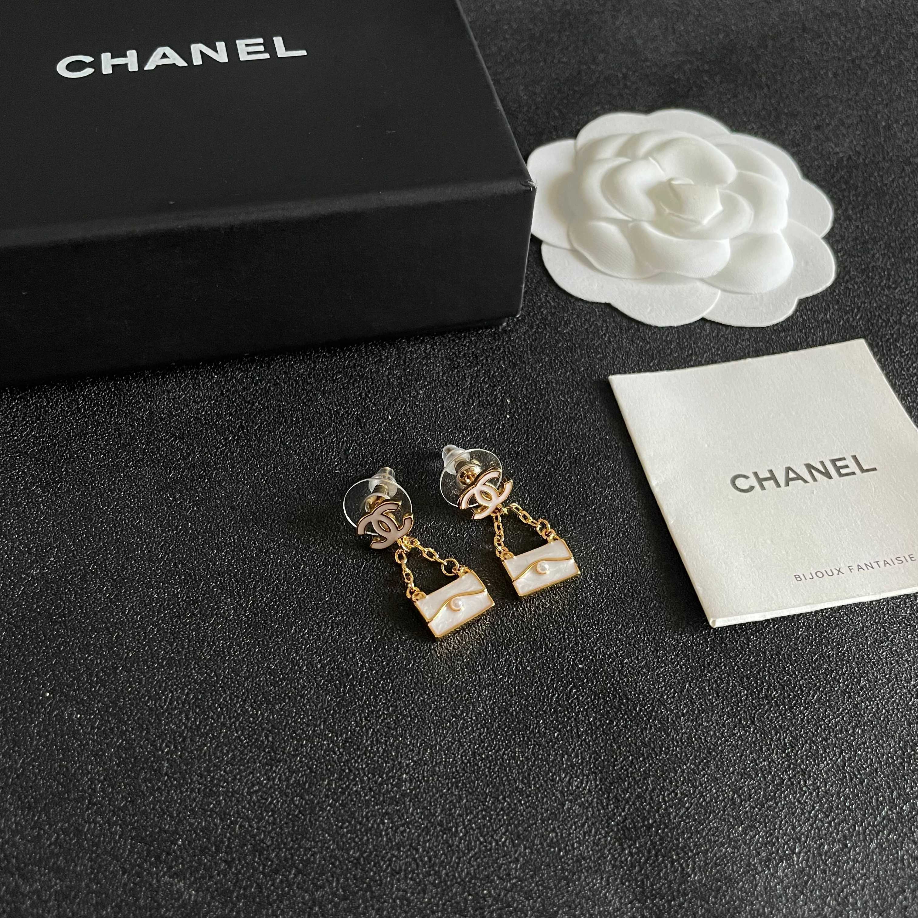 Chanel香奈儿 中古 耳钉👀小香家的款式真心无需多介绍😘🎶每一款都超好看，精致大方，非常显气质