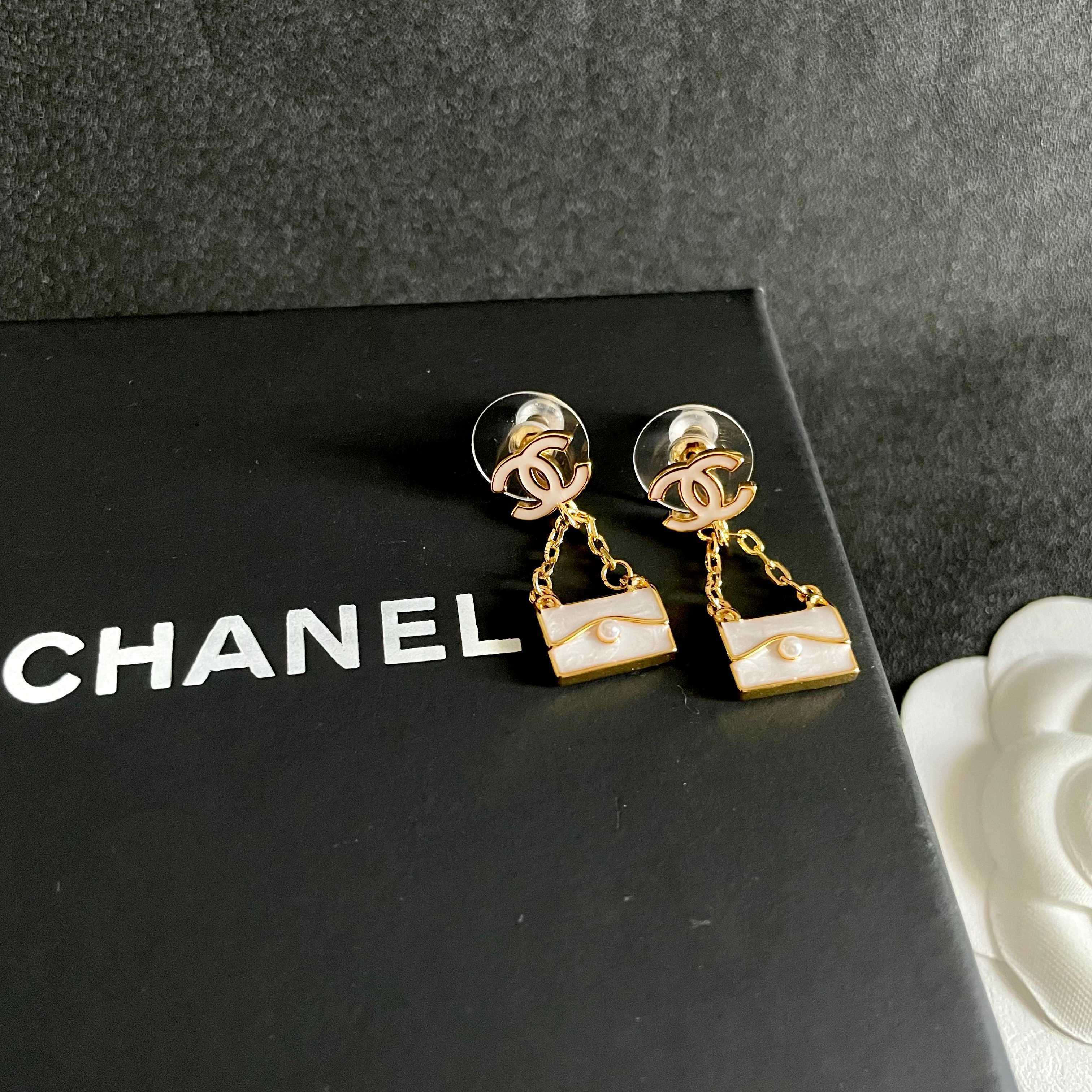 Chanel香奈儿 中古 耳钉👀小香家的款式真心无需多介绍😘🎶每一款都超好看，精致大方，非常显气质