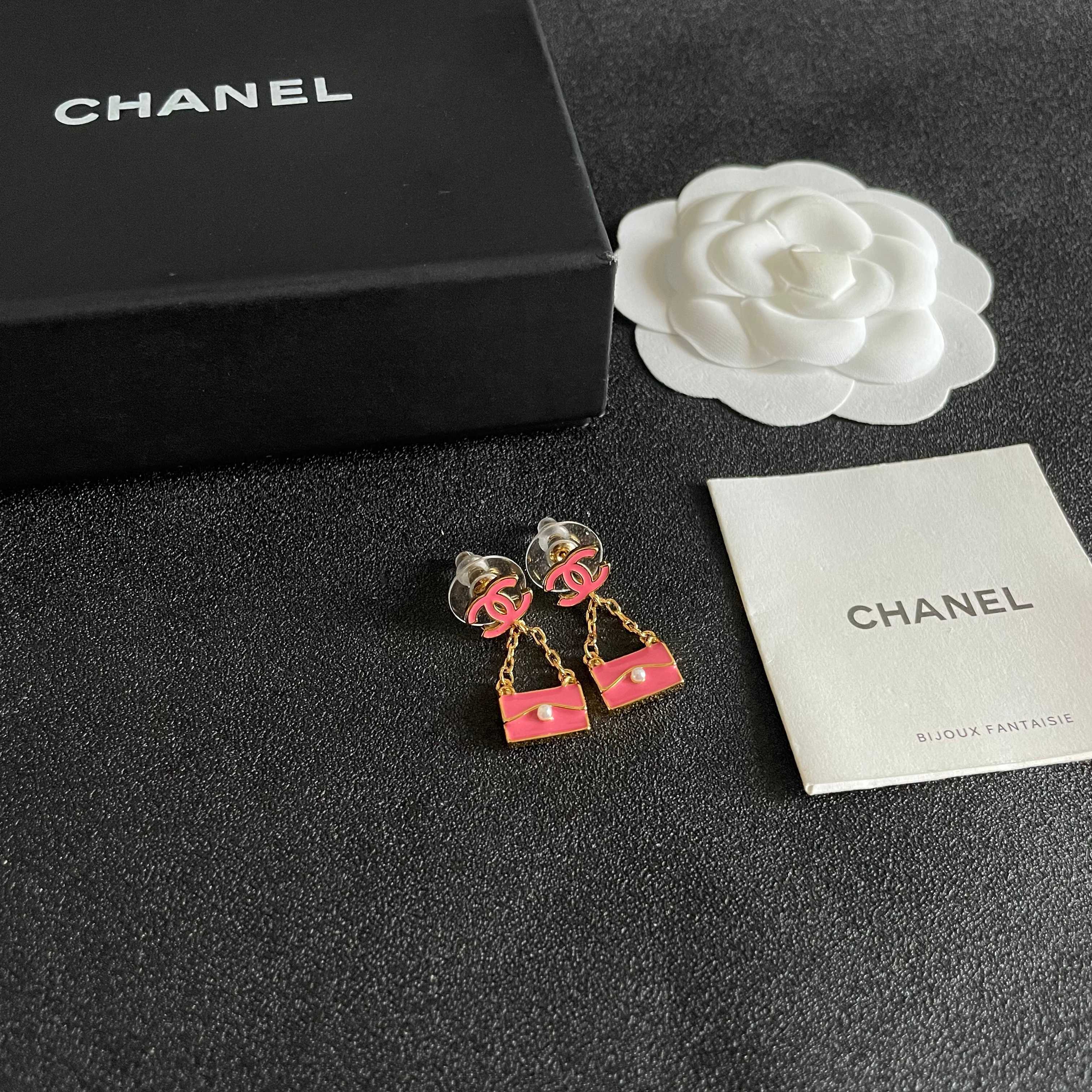 Chanel香奈儿 中古 耳钉👀小香家的款式真心无需多介绍😘🎶每一款都超好看，精致大方，非常显气质