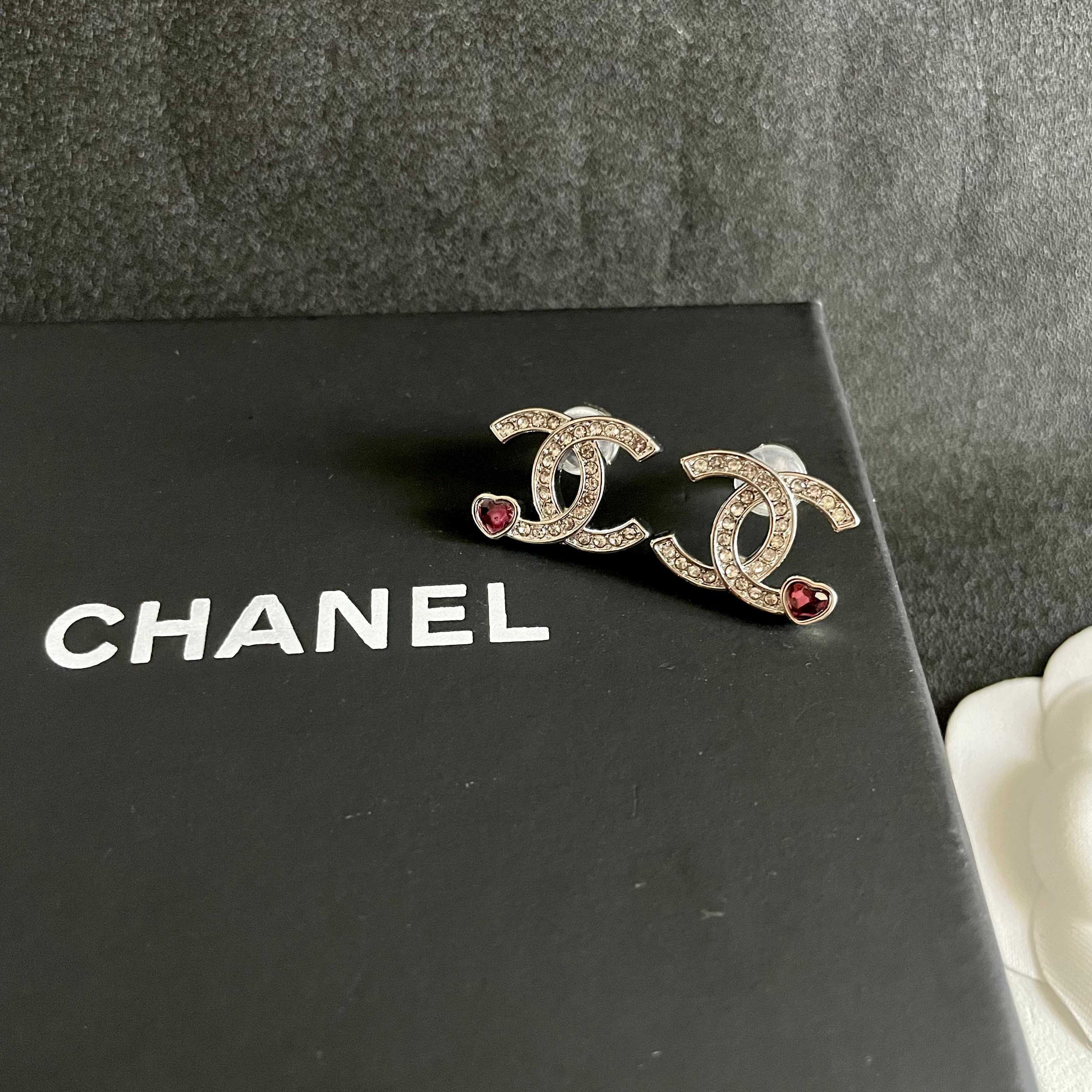 Chanel香奈儿 中古 耳钉👀小香家的款式真心无需多介绍😘🎶每一款都超好看，精致大方，非常显气质