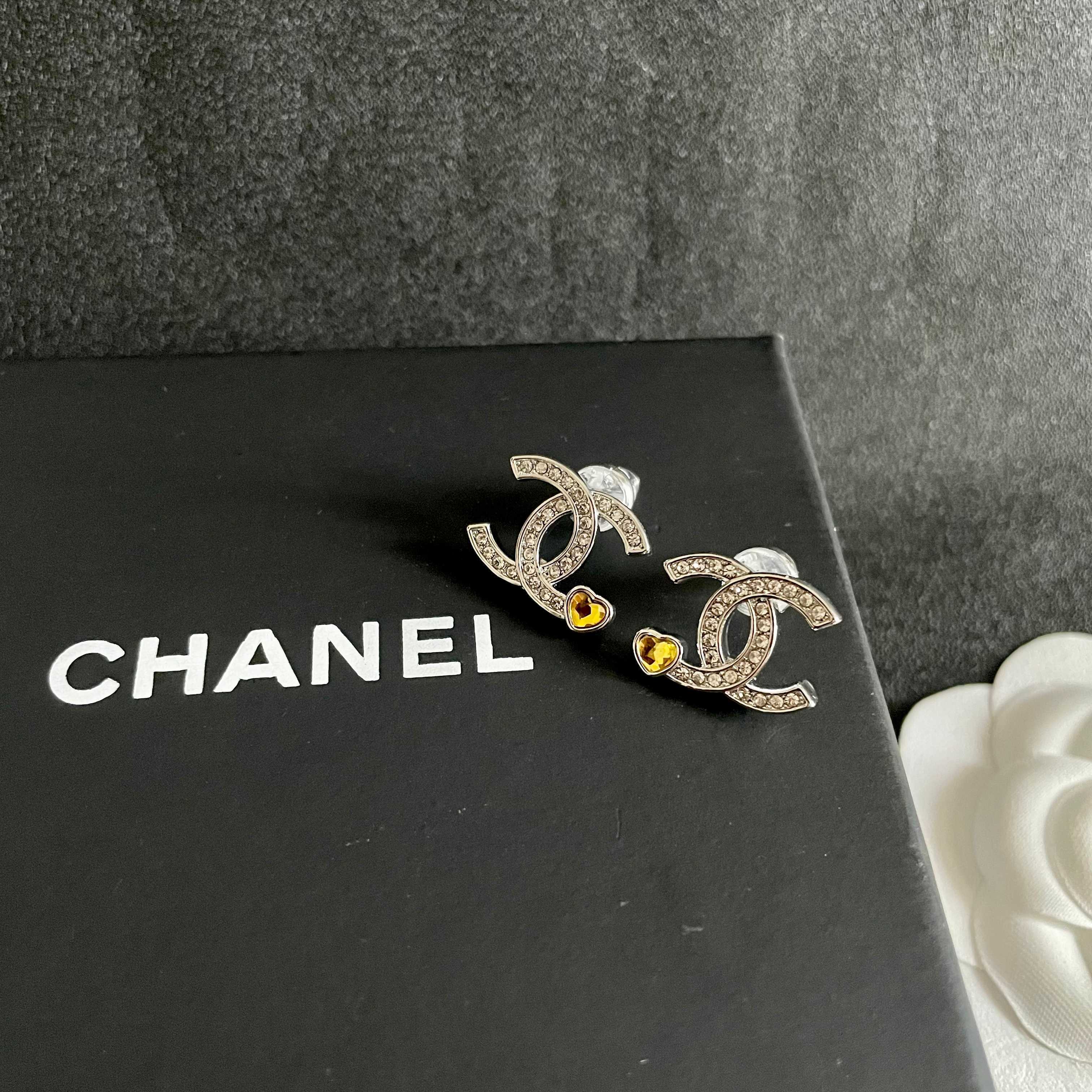 Chanel香奈儿 中古 耳钉👀小香家的款式真心无需多介绍😘🎶每一款都超好看，精致大方，非常显气质