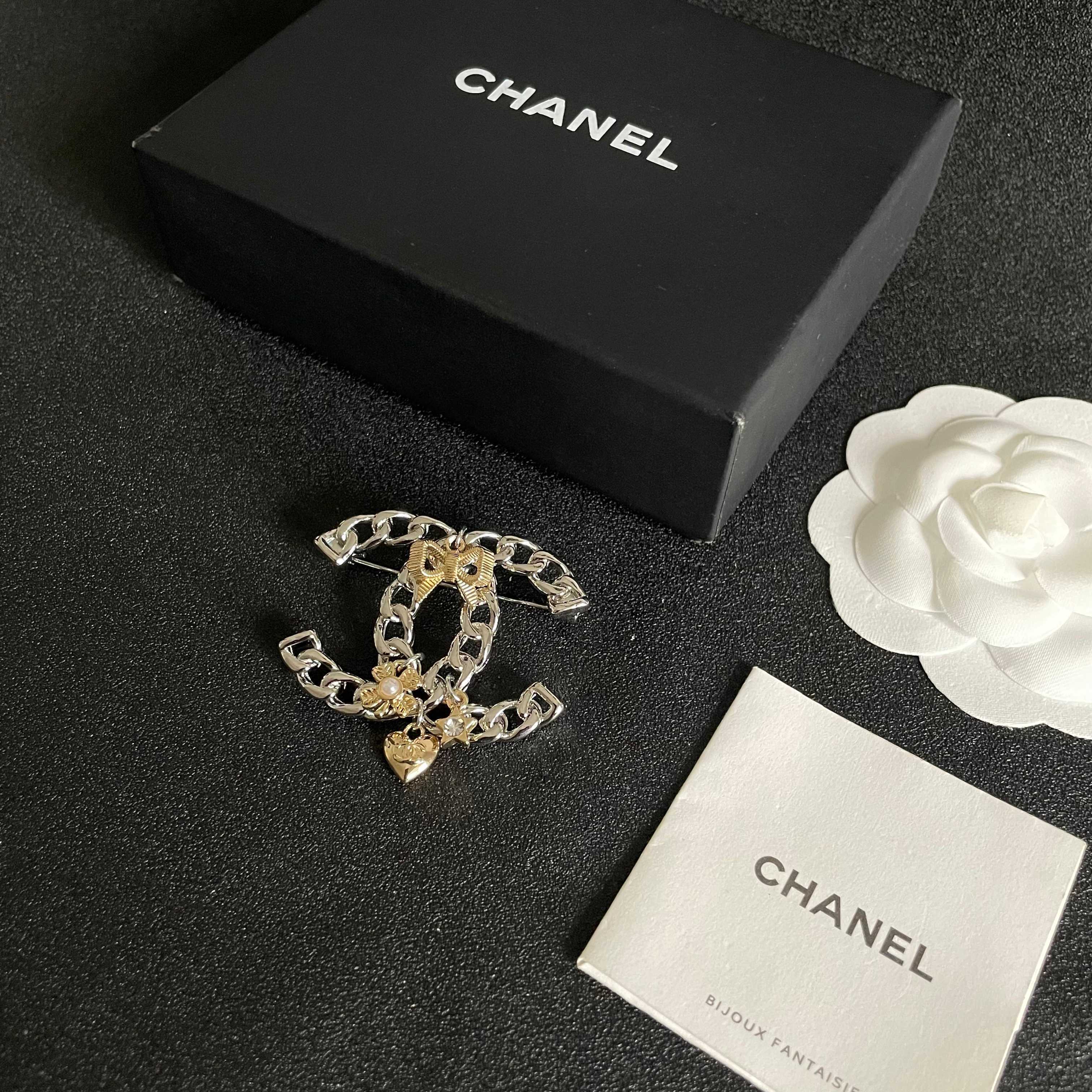 CHANEL小香 专柜最新款同步上新香奈儿最新款胸针 胸针，是最懂女人的饰物。那些倾注了全部心血去做自己
