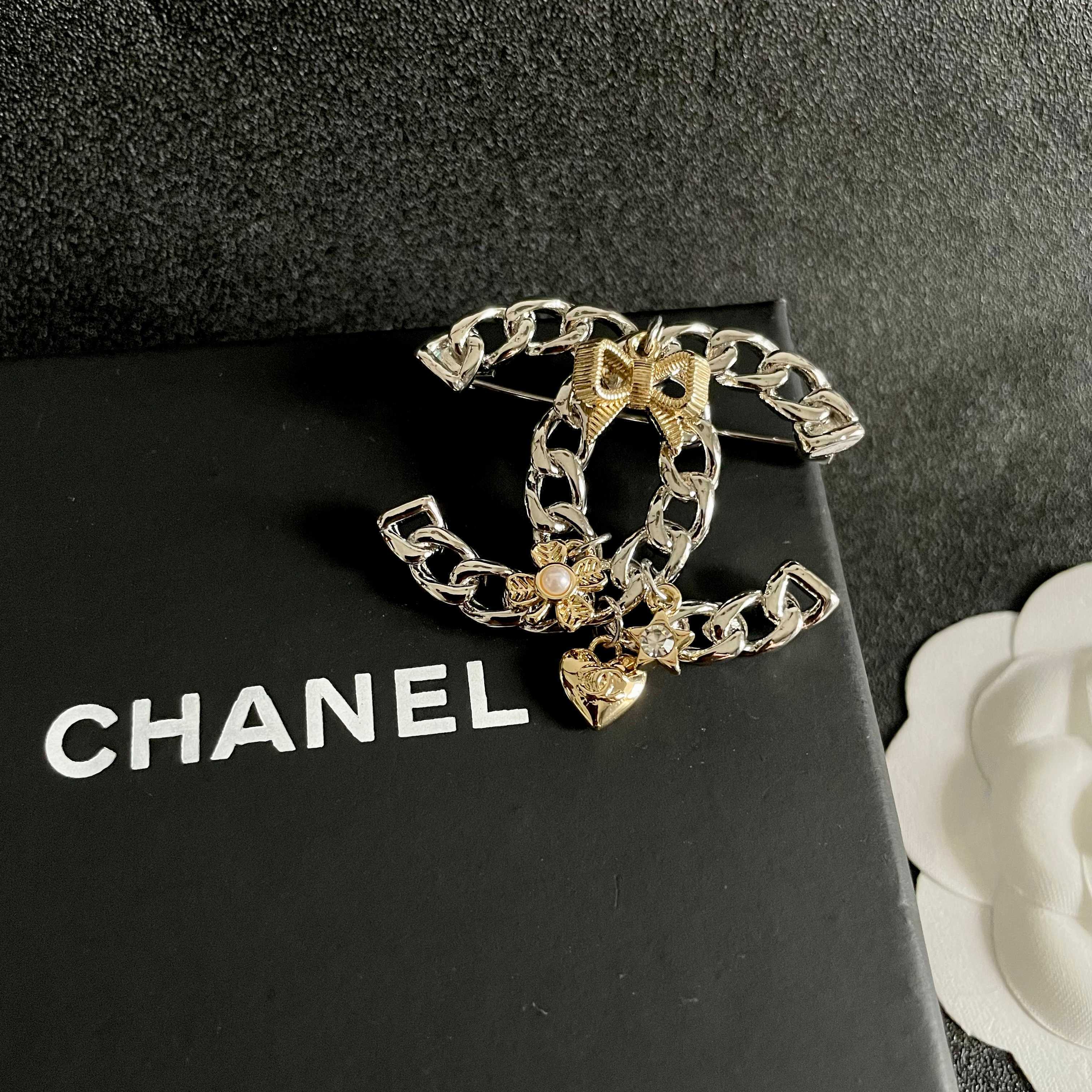 CHANEL小香 专柜最新款同步上新香奈儿最新款胸针 胸针，是最懂女人的饰物。那些倾注了全部心血去做自己