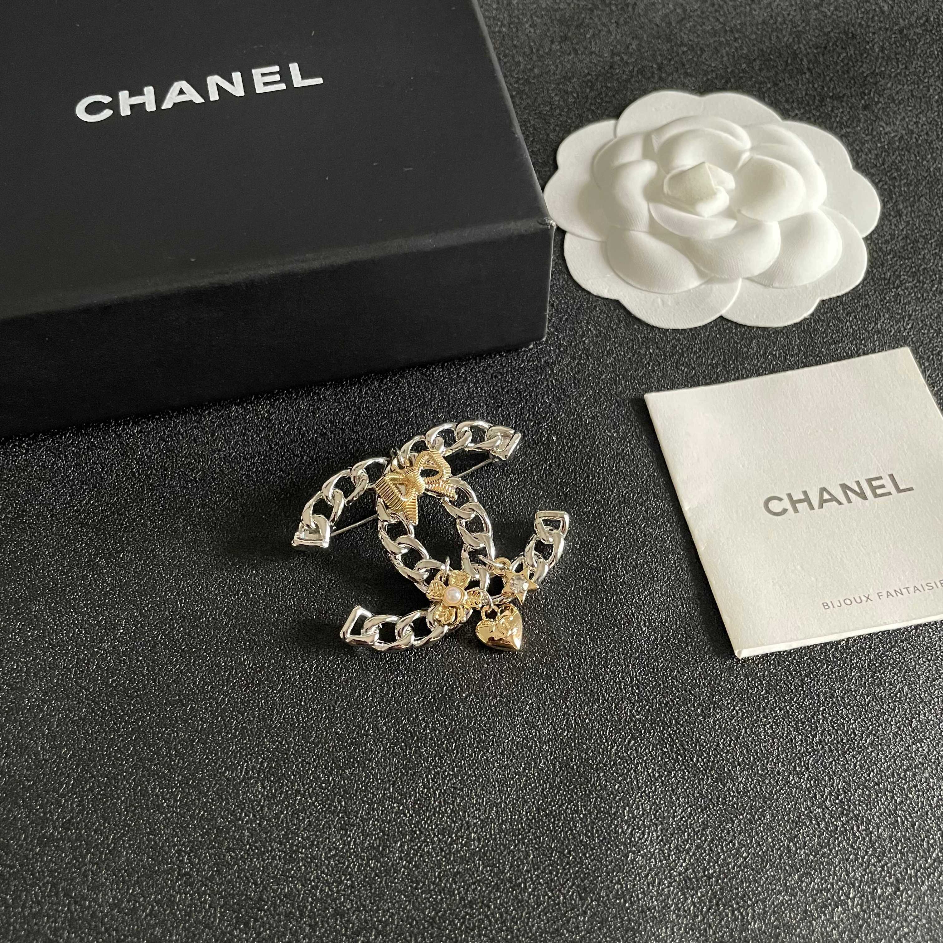 CHANEL小香 专柜最新款同步上新香奈儿最新款胸针 胸针，是最懂女人的饰物。那些倾注了全部心血去做自己