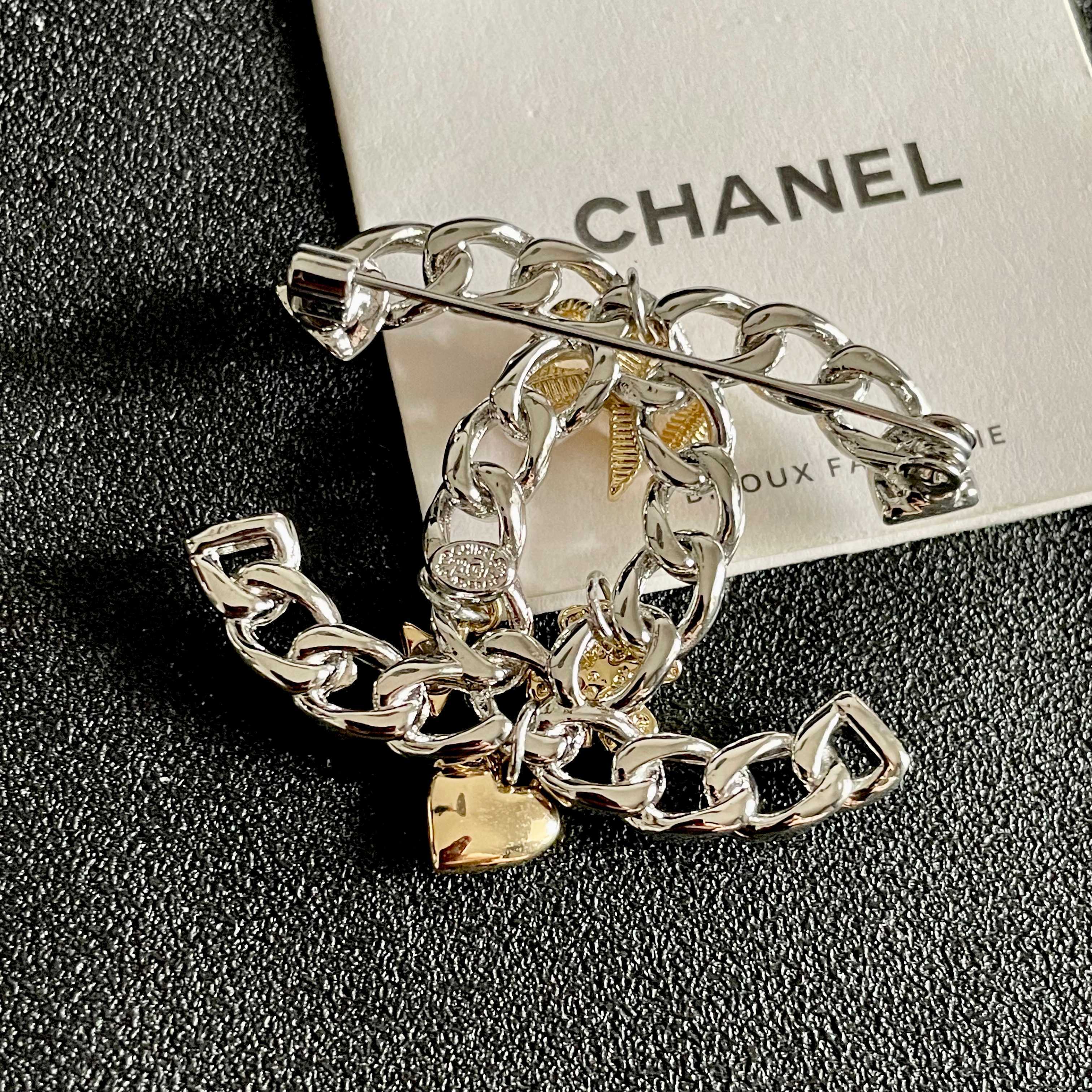 CHANEL小香 专柜最新款同步上新香奈儿最新款胸针 胸针，是最懂女人的饰物。那些倾注了全部心血去做自己
