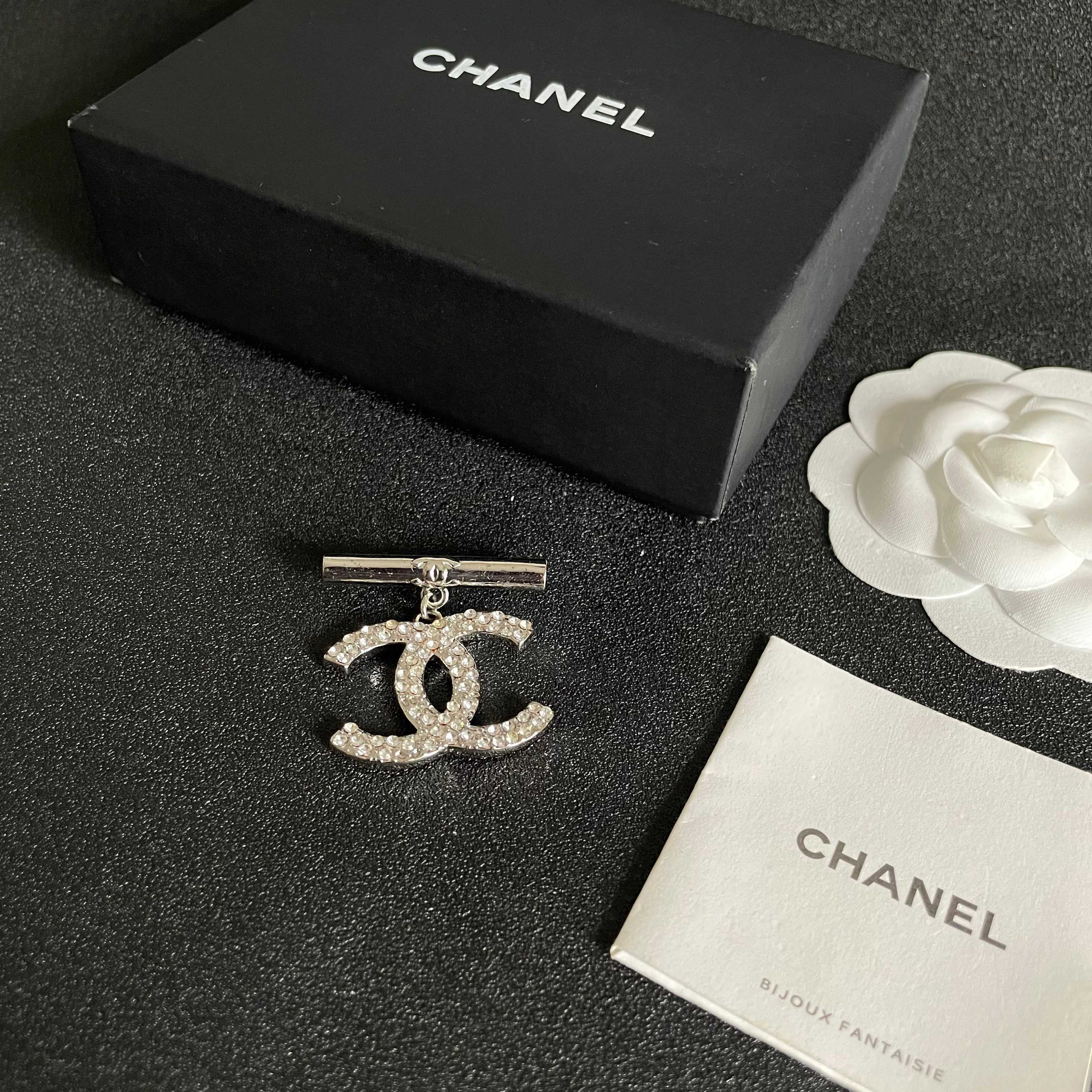 CHANEL🇫🇷小香 专柜新款同步上新香奈儿胸针，是最懂女人的饰物。那些倾注了全部心血去做自己的女人，往