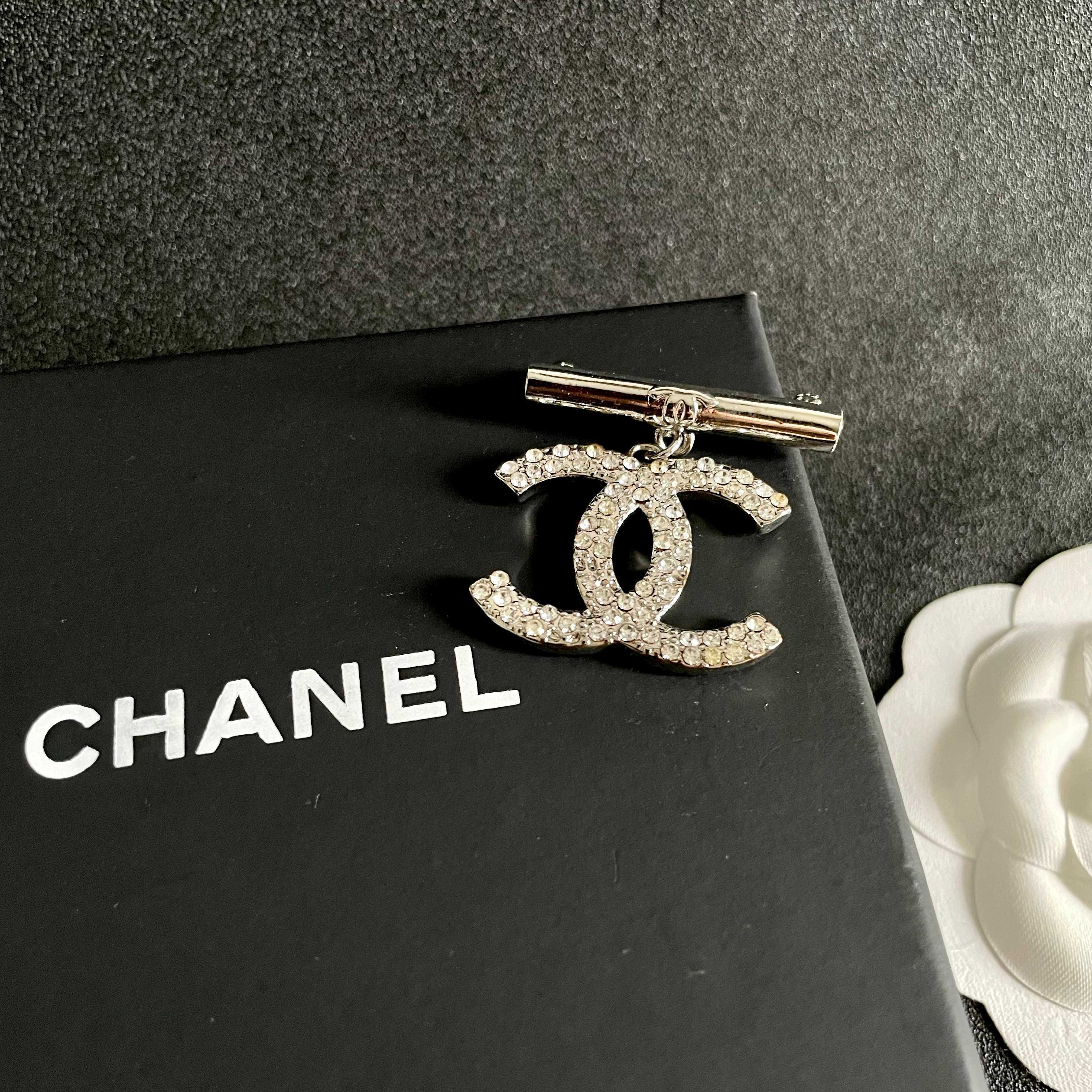 CHANEL🇫🇷小香 专柜新款同步上新香奈儿胸针，是最懂女人的饰物。那些倾注了全部心血去做自己的女人，往